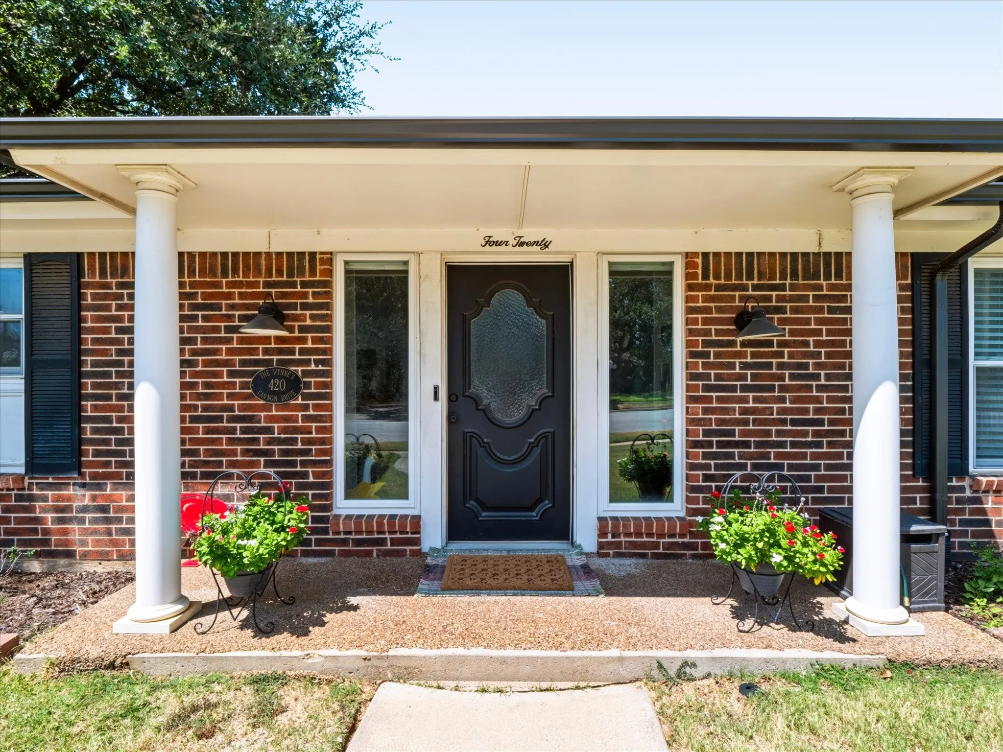 Single Family Residence For Sale in Tarrant County , 420 Cannon Drive, Hurst, Texas 76054, 3 Bedroom, 2 Bathroom, 2 Garage spaces, 1,717 Sqft, built in 1976, mls#21354289, Real Estate Agent in Hurst, Homes For Sale in Tarrant county, Homes For Sale in Hurst, Realtor in Hurst Texas, Real Estate Brokerage Independent Realty Texas, Luminita Cordes Realtor