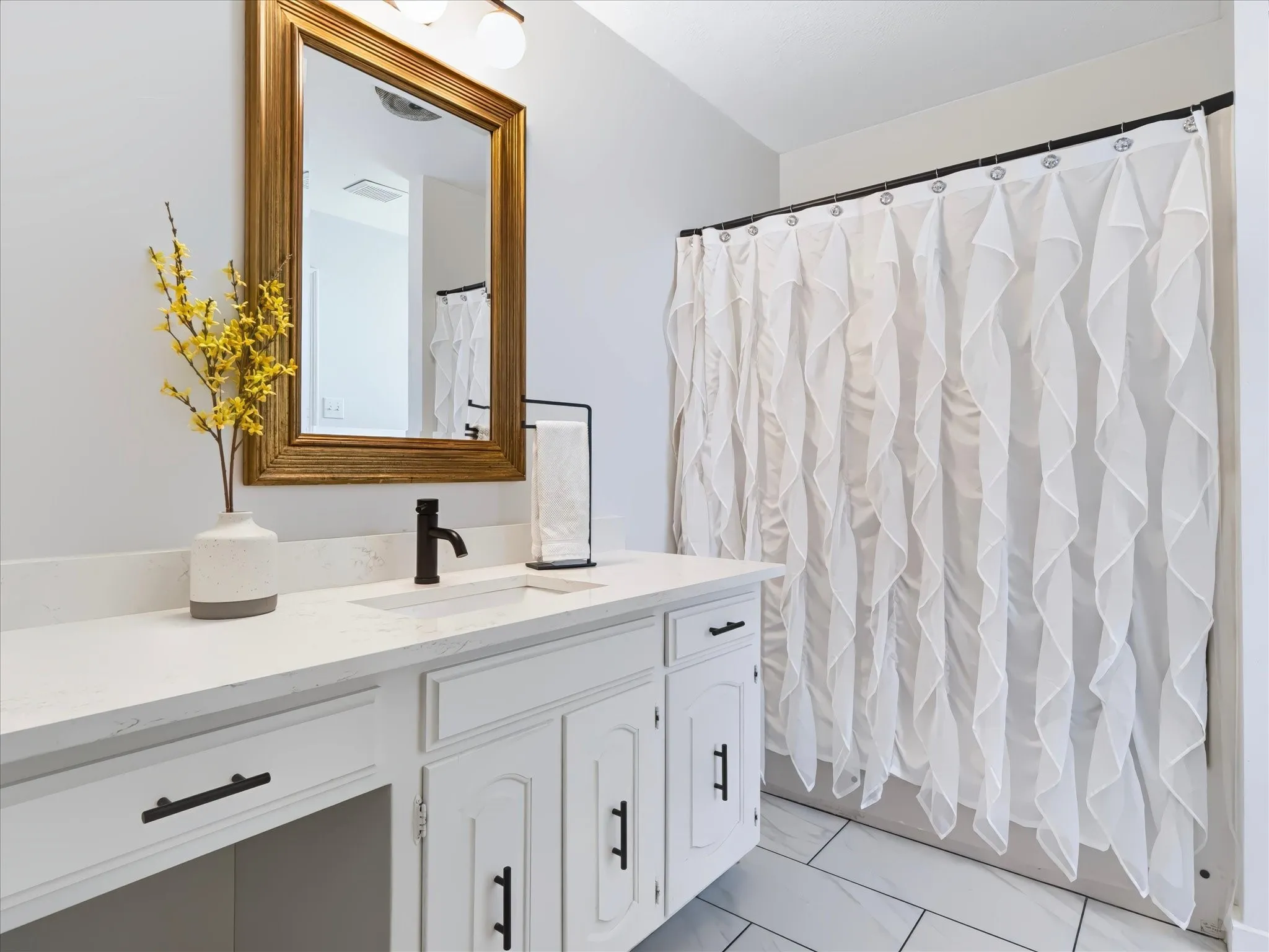 Single Family Residence For Sale in Tarrant County , 420 Cannon Drive, Hurst, Texas 76054, 3 Bedroom, 2 Bathroom, 2 Garage spaces, 1,717 Sqft, built in 1976, mls#21354289, Real Estate Agent in Hurst, Homes For Sale in Tarrant county, Homes For Sale in Hurst, Realtor in Hurst Texas, Real Estate Brokerage Independent Realty Texas, Luminita Cordes Realtor