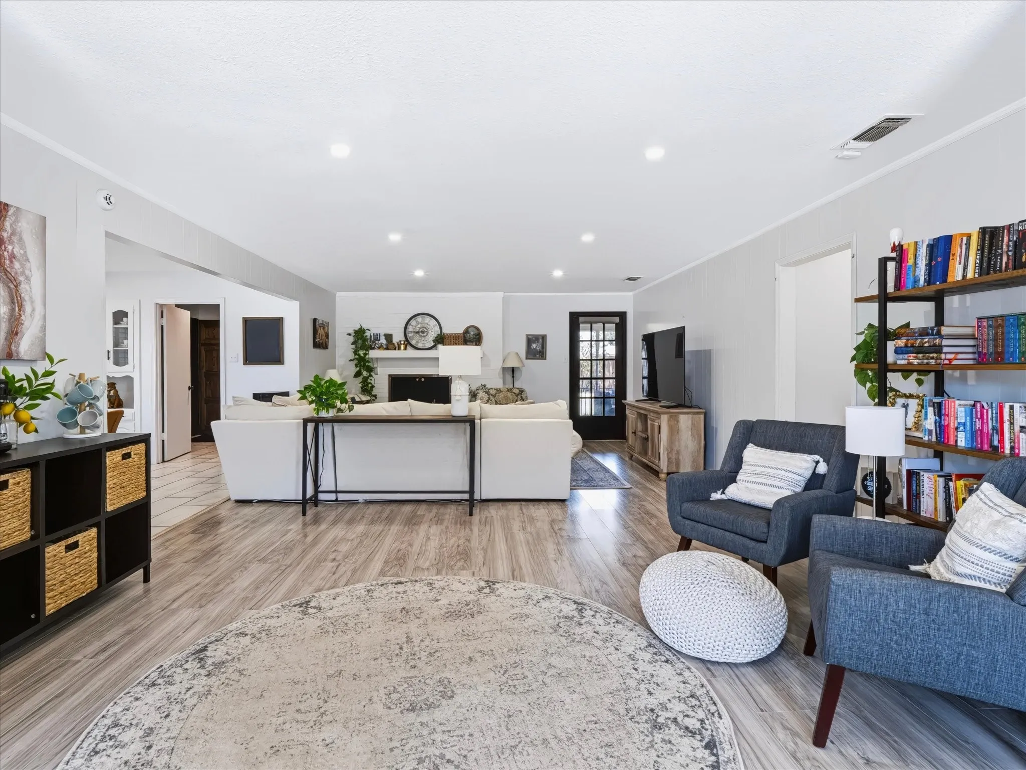 Single Family Residence For Sale in Tarrant County , 420 Cannon Drive, Hurst, Texas 76054, 3 Bedroom, 2 Bathroom, 2 Garage spaces, 1,717 Sqft, built in 1976, mls#21354289, Real Estate Agent in Hurst, Homes For Sale in Tarrant county, Homes For Sale in Hurst, Realtor in Hurst Texas, Real Estate Brokerage Independent Realty Texas, Luminita Cordes Realtor