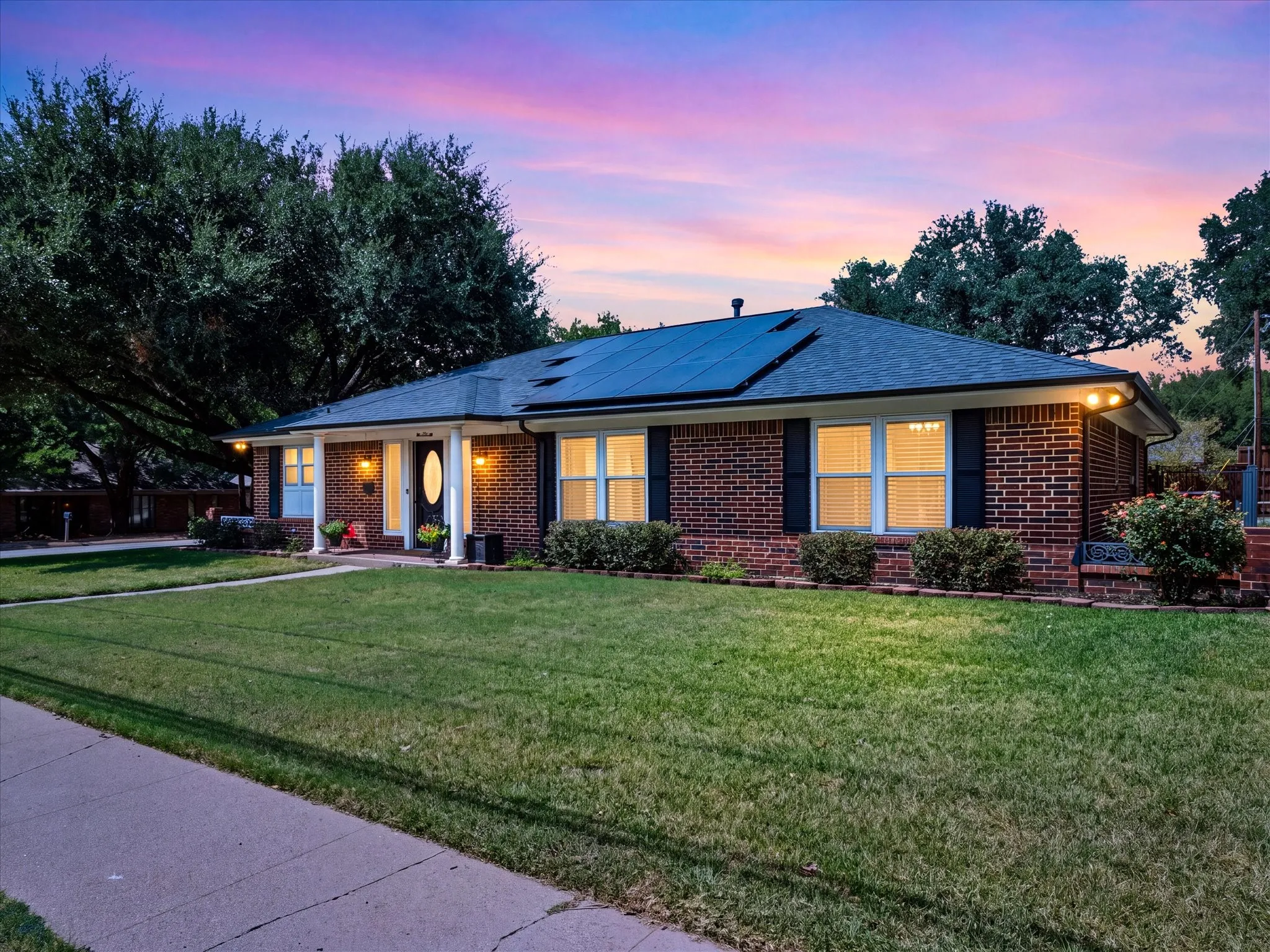 Single Family Residence For Sale in Tarrant County , 420 Cannon Drive, Hurst, Texas 76054, 3 Bedroom, 2 Bathroom, 2 Garage spaces, 1,717 Sqft, built in 1976, mls#21354289, Real Estate Agent in Hurst, Homes For Sale in Tarrant county, Homes For Sale in Hurst, Realtor in Hurst Texas, Real Estate Brokerage Independent Realty Texas, Luminita Cordes Realtor