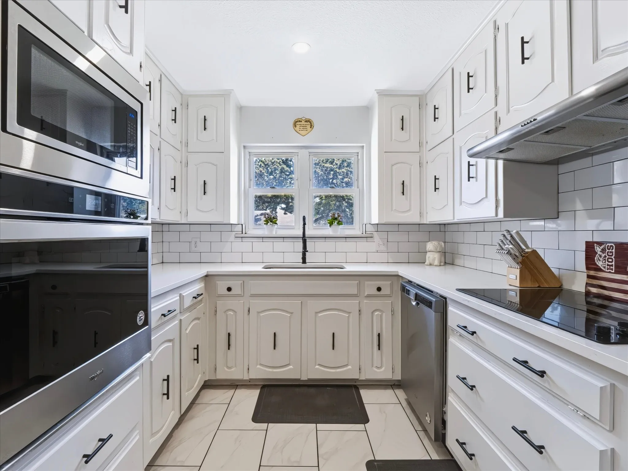 Single Family Residence For Sale in Tarrant County , 420 Cannon Drive, Hurst, Texas 76054, 3 Bedroom, 2 Bathroom, 2 Garage spaces, 1,717 Sqft, built in 1976, mls#21354289, Real Estate Agent in Hurst, Homes For Sale in Tarrant county, Homes For Sale in Hurst, Realtor in Hurst Texas, Real Estate Brokerage Independent Realty Texas, Luminita Cordes Realtor