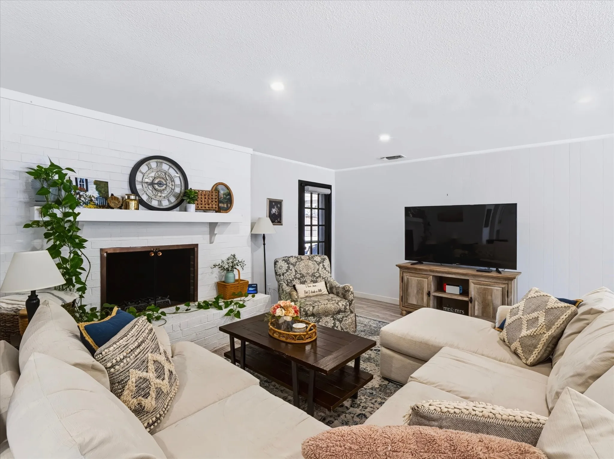 Single Family Residence For Sale in Tarrant County , 420 Cannon Drive, Hurst, Texas 76054, 3 Bedroom, 2 Bathroom, 2 Garage spaces, 1,717 Sqft, built in 1976, mls#21354289, Real Estate Agent in Hurst, Homes For Sale in Tarrant county, Homes For Sale in Hurst, Realtor in Hurst Texas, Real Estate Brokerage Independent Realty Texas, Luminita Cordes Realtor