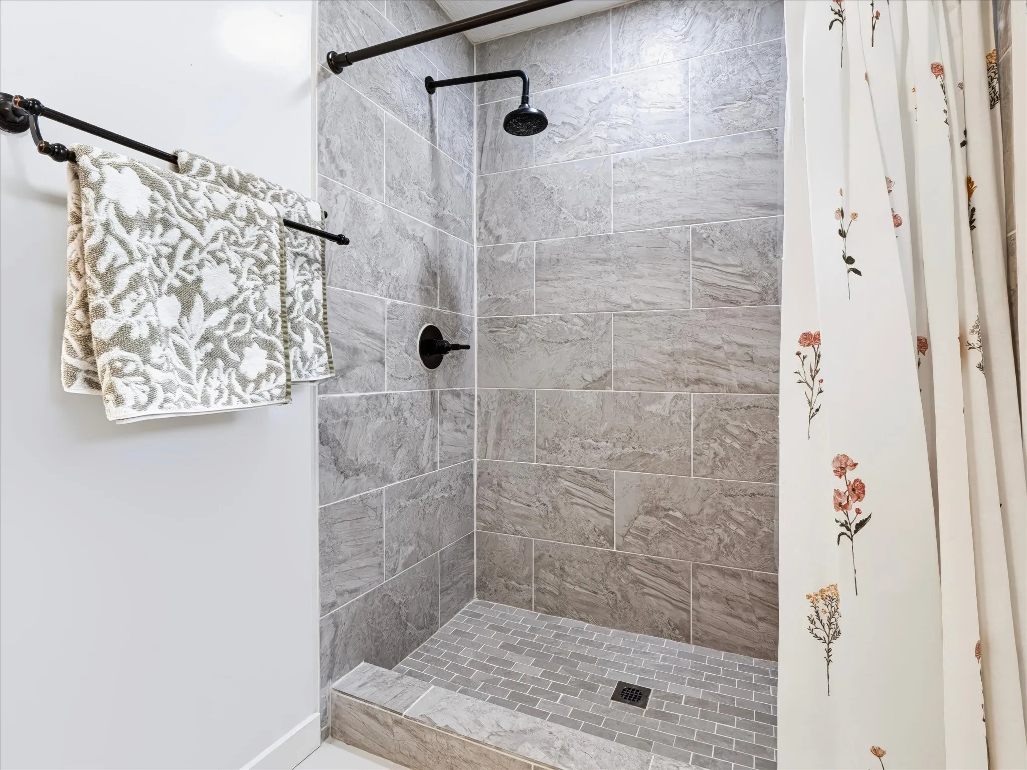Single Family Residence For Sale in Tarrant County , 420 Cannon Drive, Hurst, Texas 76054, 3 Bedroom, 2 Bathroom, 2 Garage spaces, 1,717 Sqft, built in 1976, mls#21354289, Real Estate Agent in Hurst, Homes For Sale in Tarrant county, Homes For Sale in Hurst, Realtor in Hurst Texas, Real Estate Brokerage Independent Realty Texas, Luminita Cordes Realtor
