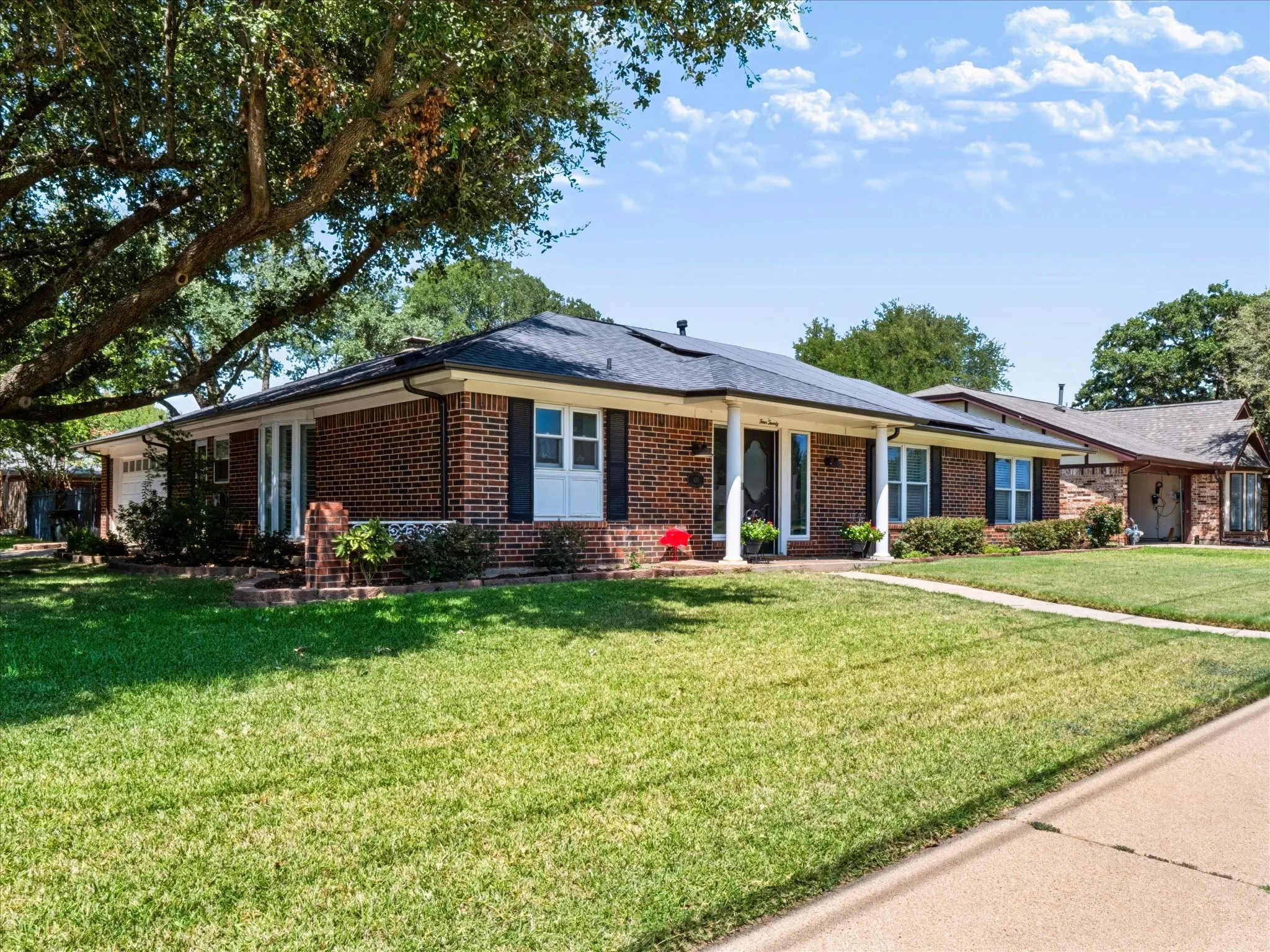 Single Family Residence For Sale in Tarrant County , 420 Cannon Drive, Hurst, Texas 76054, 3 Bedroom, 2 Bathroom, 2 Garage spaces, 1,717 Sqft, built in 1976, mls#21354289, Real Estate Agent in Hurst, Homes For Sale in Tarrant county, Homes For Sale in Hurst, Realtor in Hurst Texas, Real Estate Brokerage Independent Realty Texas, Luminita Cordes Realtor