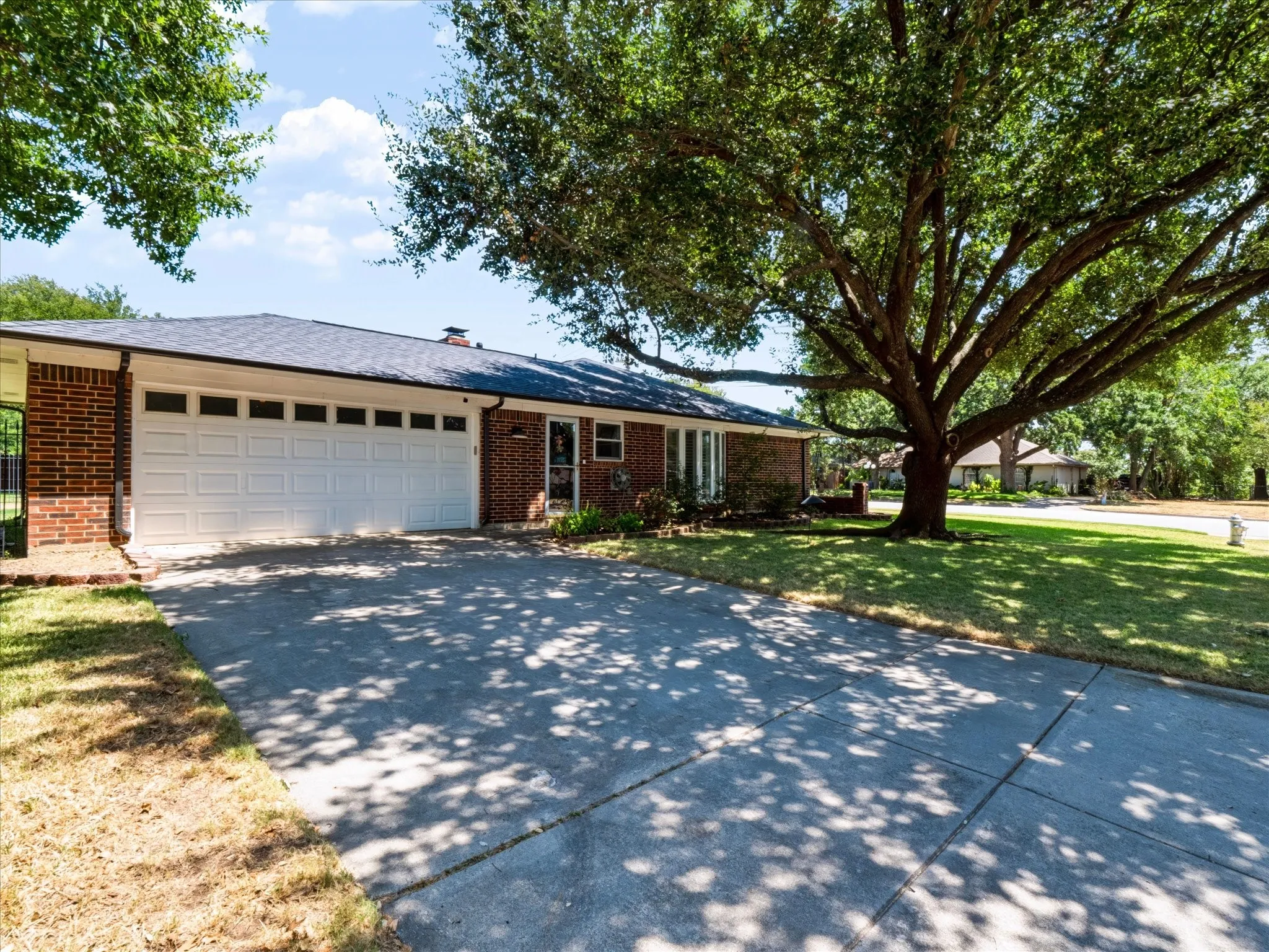 Single Family Residence For Sale in Tarrant County , 420 Cannon Drive, Hurst, Texas 76054, 3 Bedroom, 2 Bathroom, 2 Garage spaces, 1,717 Sqft, built in 1976, mls#21354289, Real Estate Agent in Hurst, Homes For Sale in Tarrant county, Homes For Sale in Hurst, Realtor in Hurst Texas, Real Estate Brokerage Independent Realty Texas, Luminita Cordes Realtor