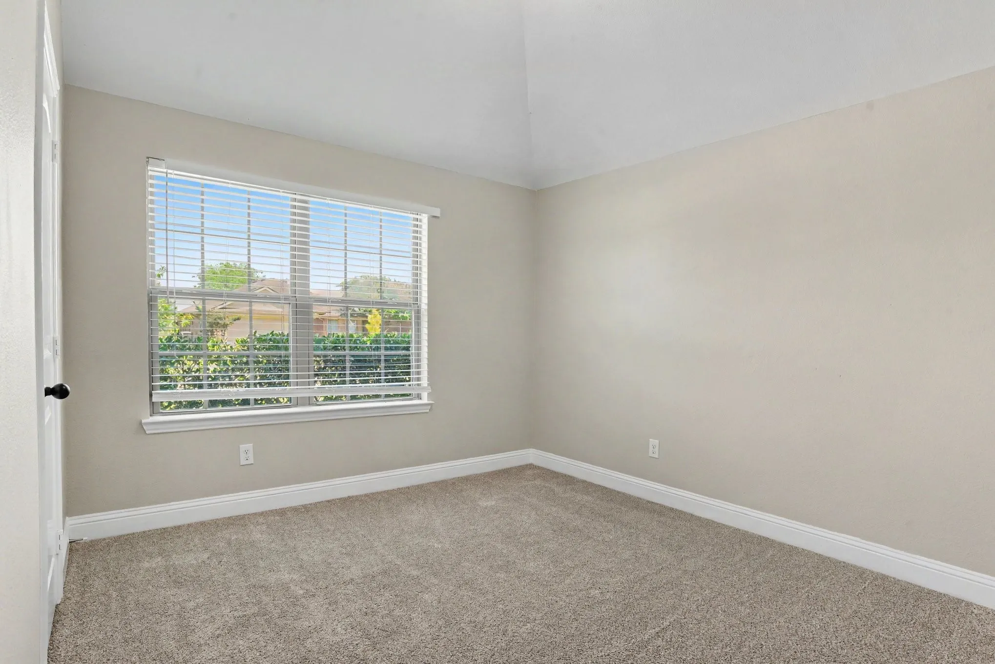 Single Family Residence For Sale in Hunt County , 1415 Reiger Drive, Greenville, Texas 75402, 3 Bedroom, 2 Bathroom, 2 Garage spaces, 1,506 Sqft, built in 2016, mls#21363663, Real Estate Agent in Greenville, Homes For Sale in Hunt county, Homes For Sale in Greenville, Realtor in Greenville Texas, Real Estate Brokerage Independent Realty Texas, Luminita Cordes Realtor