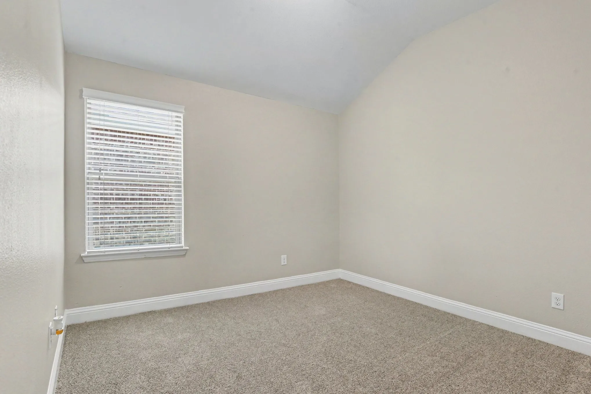 Single Family Residence For Sale in Hunt County , 1415 Reiger Drive, Greenville, Texas 75402, 3 Bedroom, 2 Bathroom, 2 Garage spaces, 1,506 Sqft, built in 2016, mls#21363663, Real Estate Agent in Greenville, Homes For Sale in Hunt county, Homes For Sale in Greenville, Realtor in Greenville Texas, Real Estate Brokerage Independent Realty Texas, Luminita Cordes Realtor