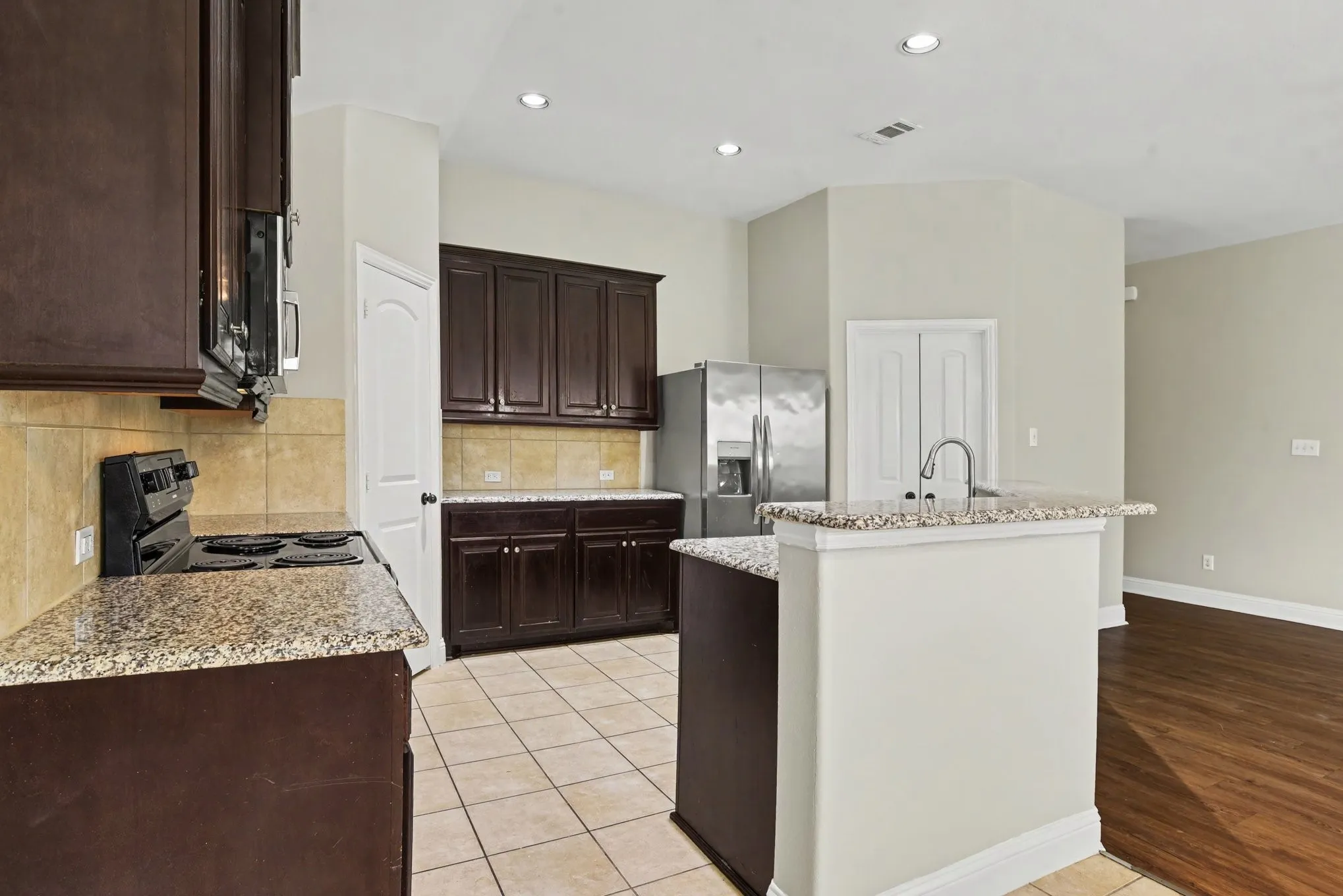 Single Family Residence For Sale in Hunt County , 1415 Reiger Drive, Greenville, Texas 75402, 3 Bedroom, 2 Bathroom, 2 Garage spaces, 1,506 Sqft, built in 2016, mls#21363663, Real Estate Agent in Greenville, Homes For Sale in Hunt county, Homes For Sale in Greenville, Realtor in Greenville Texas, Real Estate Brokerage Independent Realty Texas, Luminita Cordes Realtor