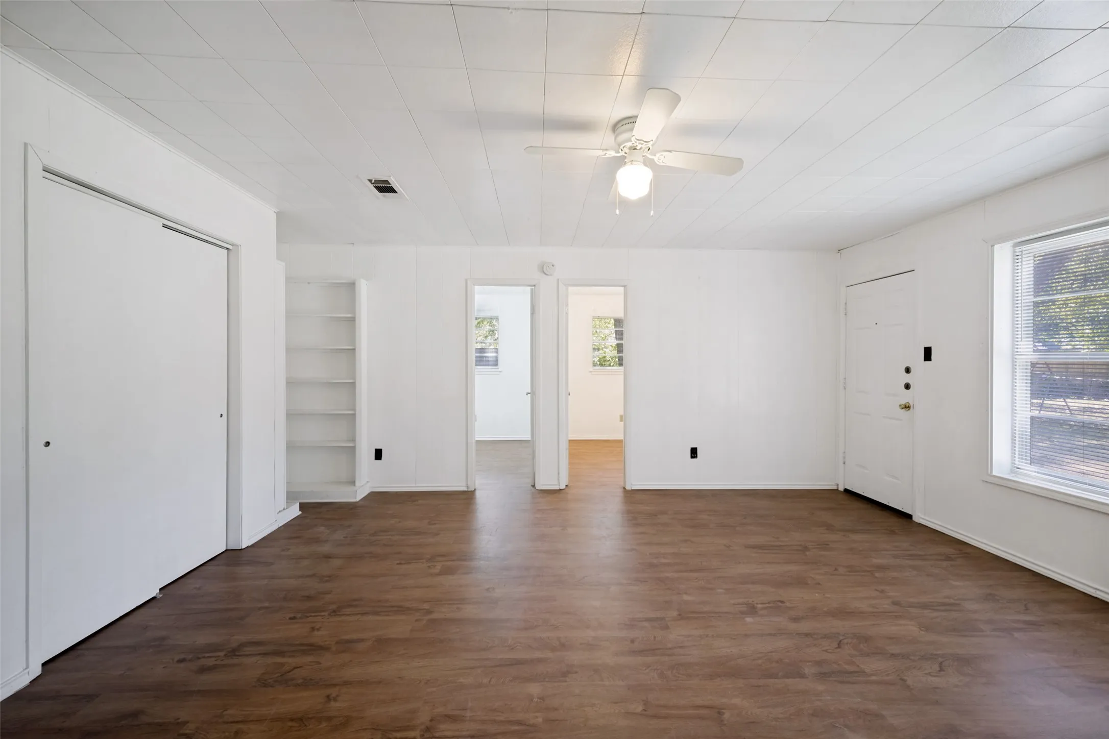 Single Family Residence For Rent in Denton County , 3214 Avon Street, Denton, Texas 76209, 5 Bedroom, 3 Bathroom, Garage spaces, 2,134 Sqft, built in 1965, mls#21366098, Real Estate Agent in Denton, Homes For Rent in Denton county, Homes For Rent in Denton, Realtor in Denton Texas, Real Estate Brokerage Independent Realty Texas, Luminita Cordes Realtor
