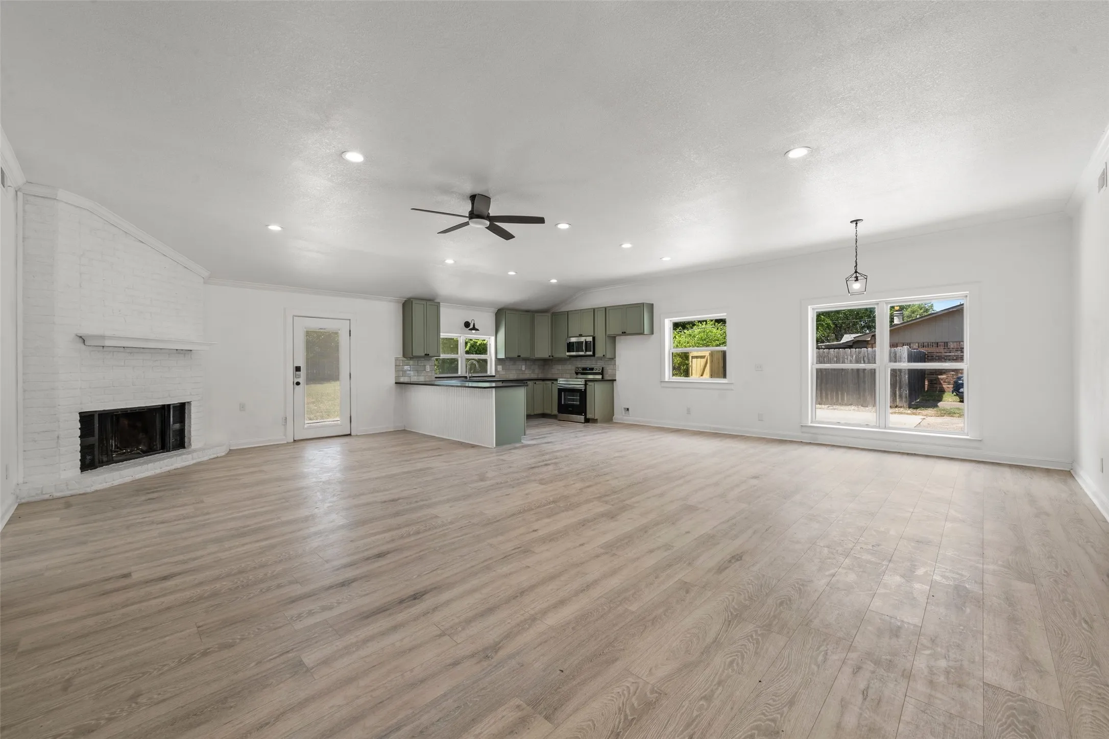 Single Family Residence For Sale in Mc Lennan County , 229 Crockett Lane, Hewitt, Texas 76643, 3 Bedroom, 2 Bathroom, 2 Garage spaces, 1,658 Sqft, built in 1978, mls#21366179, Real Estate Agent in Hewitt, Homes For Sale in Mc Lennan county, Homes For Sale in Hewitt, Realtor in Hewitt Texas, Real Estate Brokerage Independent Realty Texas, Luminita Cordes Realtor