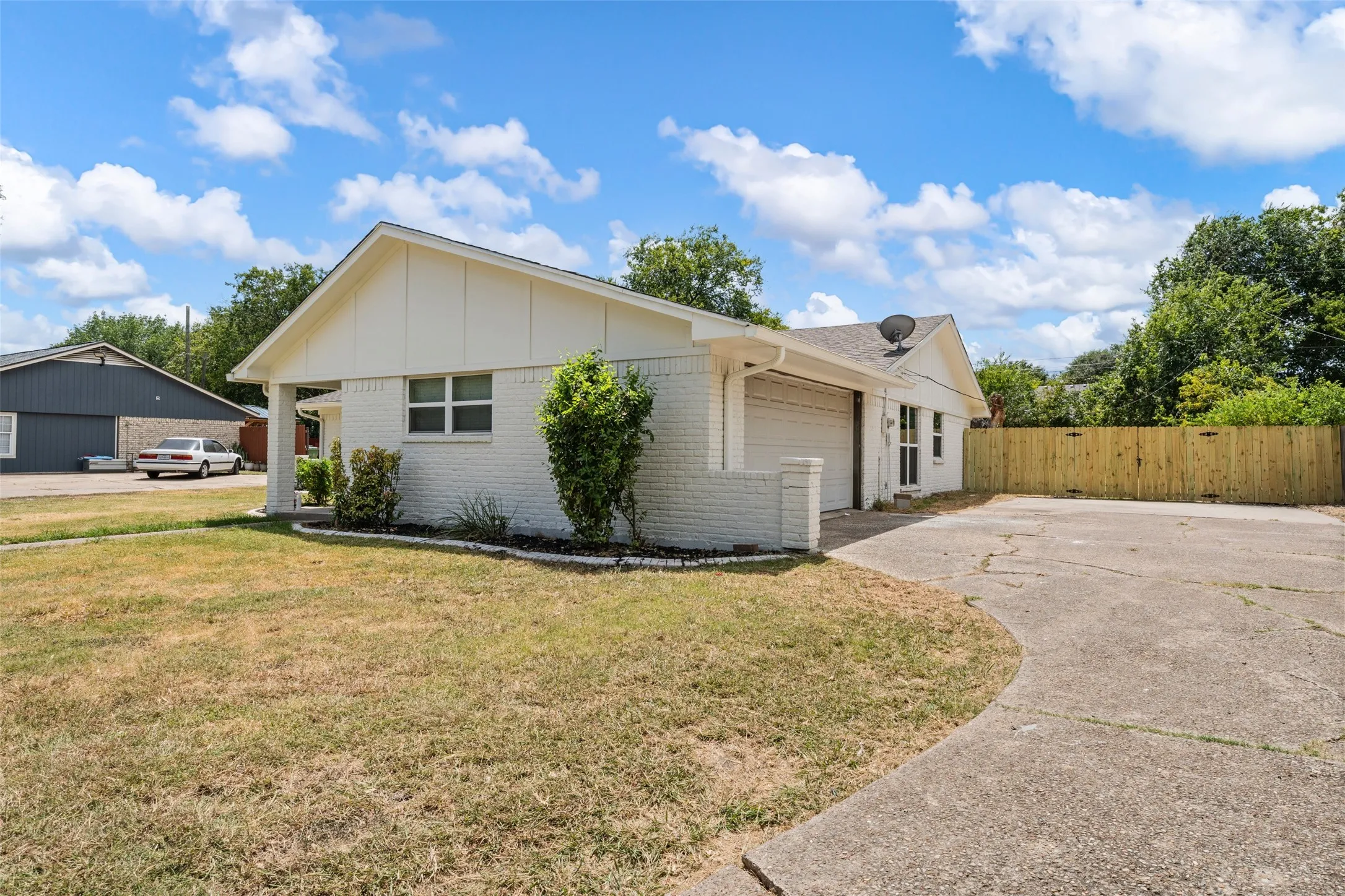 Single Family Residence For Sale in Mc Lennan County , 229 Crockett Lane, Hewitt, Texas 76643, 3 Bedroom, 2 Bathroom, 2 Garage spaces, 1,658 Sqft, built in 1978, mls#21366179, Real Estate Agent in Hewitt, Homes For Sale in Mc Lennan county, Homes For Sale in Hewitt, Realtor in Hewitt Texas, Real Estate Brokerage Independent Realty Texas, Luminita Cordes Realtor