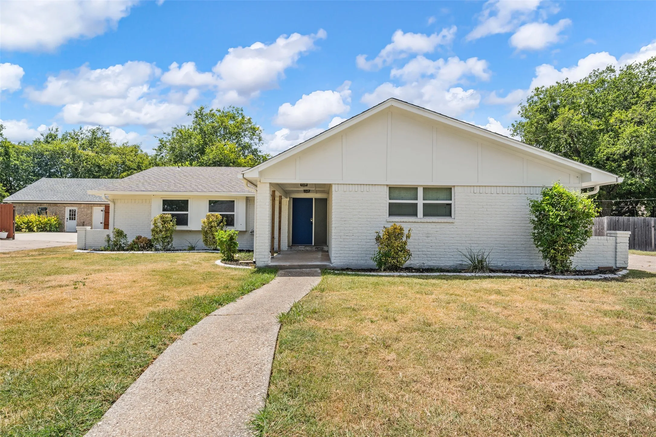 Single Family Residence For Sale in Mc Lennan County , 229 Crockett Lane, Hewitt, Texas 76643, 3 Bedroom, 2 Bathroom, 2 Garage spaces, 1,658 Sqft, built in 1978, mls#21366179, Real Estate Agent in Hewitt, Homes For Sale in Mc Lennan county, Homes For Sale in Hewitt, Realtor in Hewitt Texas, Real Estate Brokerage Independent Realty Texas, Luminita Cordes Realtor