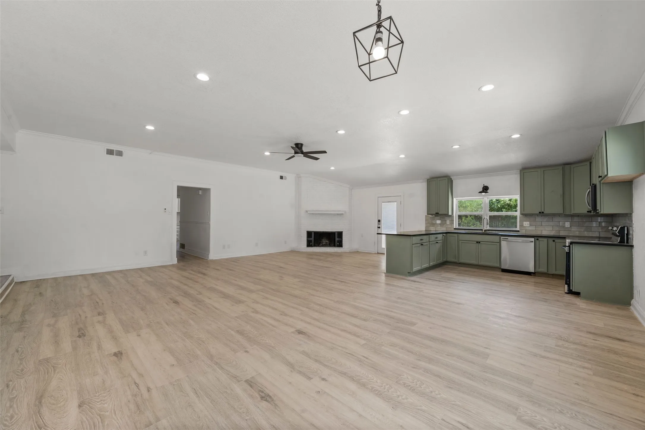 Single Family Residence For Sale in Mc Lennan County , 229 Crockett Lane, Hewitt, Texas 76643, 3 Bedroom, 2 Bathroom, 2 Garage spaces, 1,658 Sqft, built in 1978, mls#21366179, Real Estate Agent in Hewitt, Homes For Sale in Mc Lennan county, Homes For Sale in Hewitt, Realtor in Hewitt Texas, Real Estate Brokerage Independent Realty Texas, Luminita Cordes Realtor