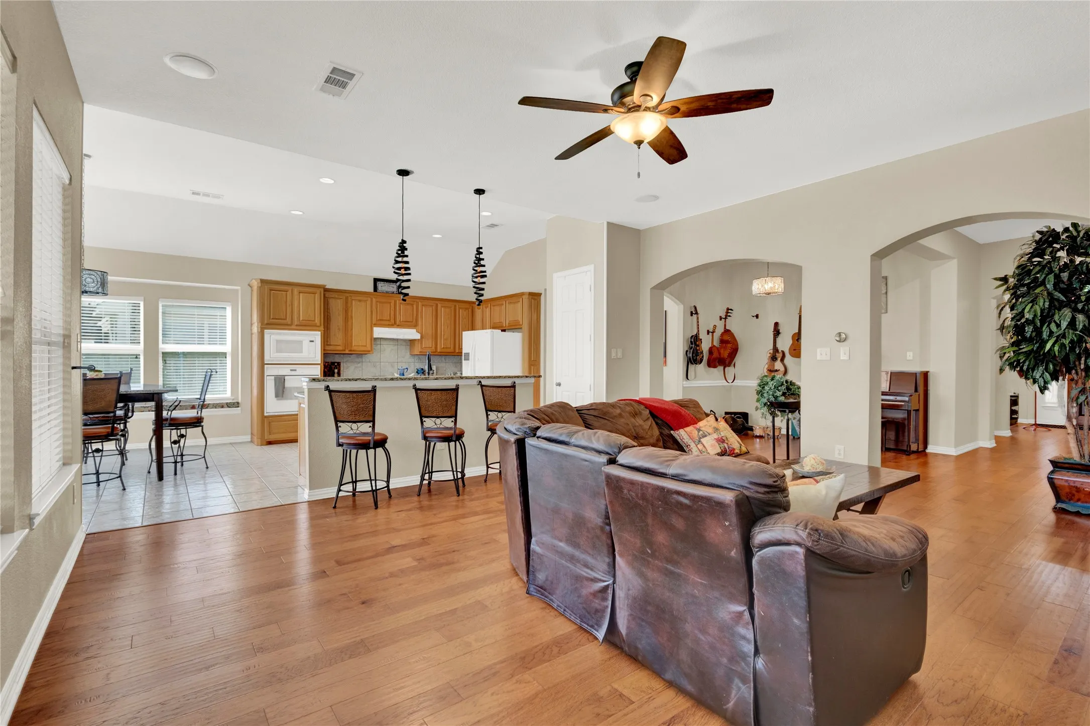 Single Family Residence For Sale in Tarrant County , 4821 Bellflower Way, Fort Worth, Texas 76123, 4 Bedroom, 3 Bathroom, 2 Garage spaces, 2,525 Sqft, built in 2002, mls#21365008, Real Estate Agent in Fort Worth, Homes For Sale in Tarrant county, Homes For Sale in Fort Worth, Realtor in Fort Worth Texas, Real Estate Brokerage Independent Realty Texas, Luminita Cordes Realtor