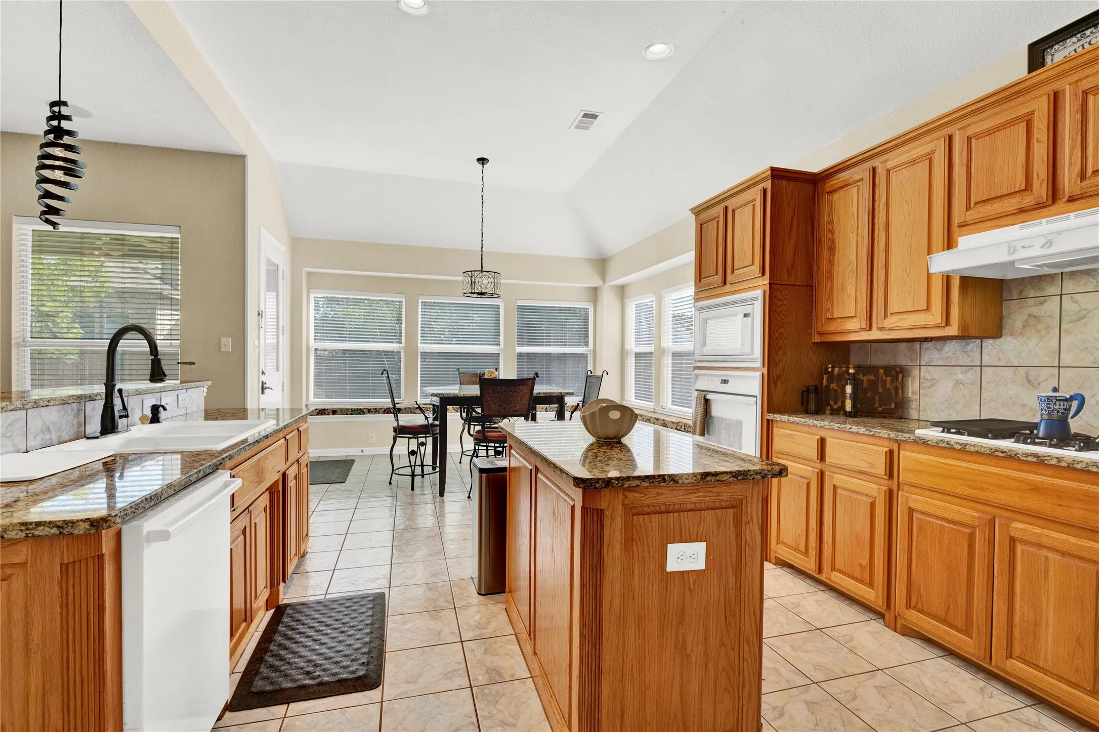 Single Family Residence For Sale in Tarrant County , 4821 Bellflower Way, Fort Worth, Texas 76123, 4 Bedroom, 3 Bathroom, 2 Garage spaces, 2,525 Sqft, built in 2002, mls#21365008, Real Estate Agent in Fort Worth, Homes For Sale in Tarrant county, Homes For Sale in Fort Worth, Realtor in Fort Worth Texas, Real Estate Brokerage Independent Realty Texas, Luminita Cordes Realtor