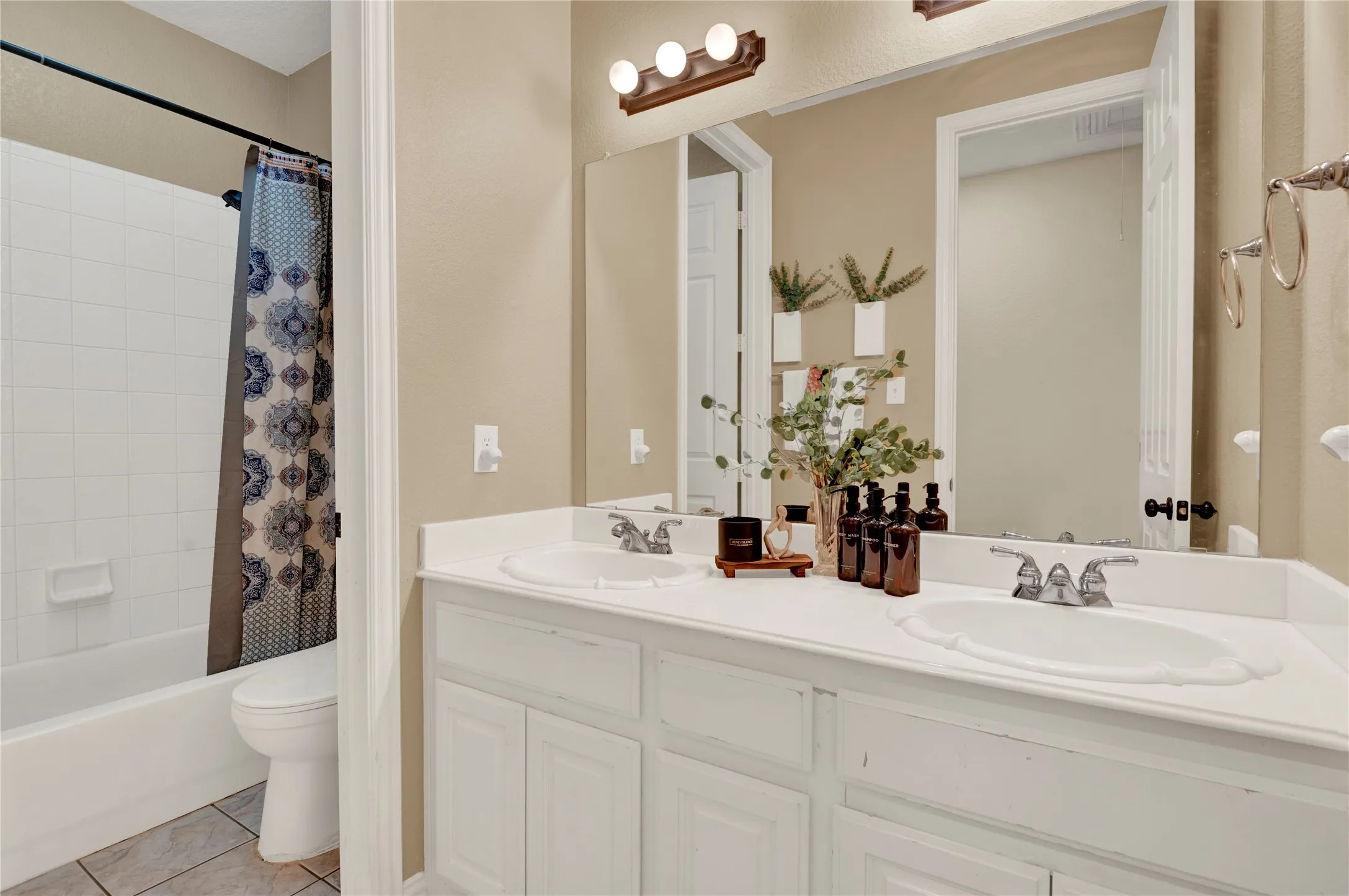 Single Family Residence For Sale in Tarrant County , 4821 Bellflower Way, Fort Worth, Texas 76123, 4 Bedroom, 3 Bathroom, 2 Garage spaces, 2,525 Sqft, built in 2002, mls#21365008, Real Estate Agent in Fort Worth, Homes For Sale in Tarrant county, Homes For Sale in Fort Worth, Realtor in Fort Worth Texas, Real Estate Brokerage Independent Realty Texas, Luminita Cordes Realtor