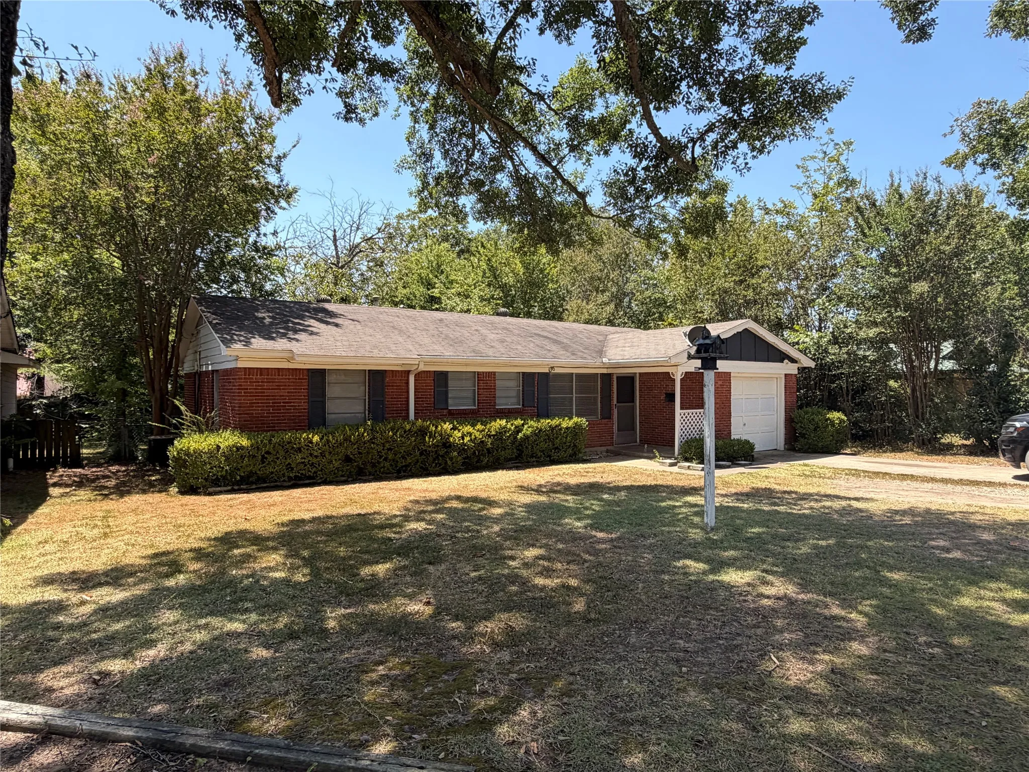 Single Family Residence For Rent in Lamar County , 2220 Bella Vista Drive, Paris, Texas 75460, 3 Bedroom, 2 Bathroom, Garage spaces, 1,349 Sqft, built in 1980, mls#21365582, Real Estate Agent in Paris, Homes For Rent in Lamar county, Homes For Rent in Paris, Realtor in Paris Texas, Real Estate Brokerage Independent Realty Texas, Luminita Cordes Realtor