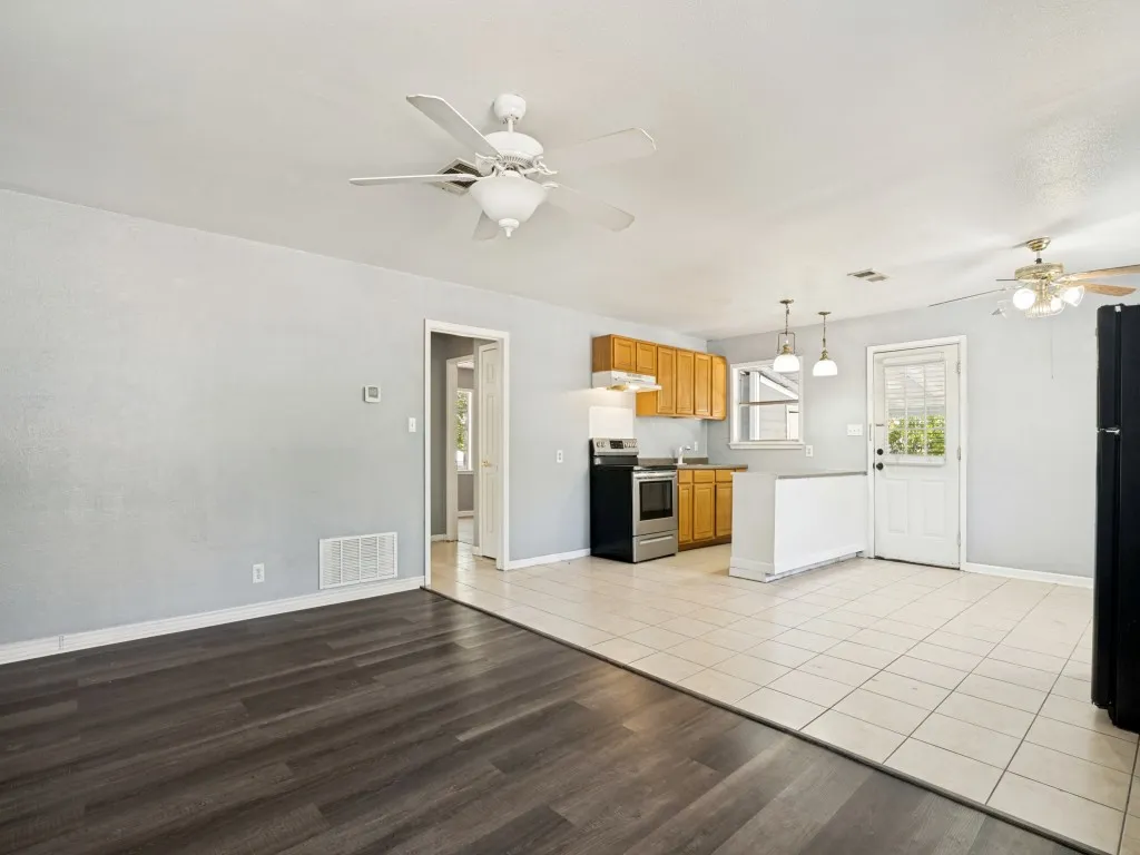 Single Family Residence For Sale in Hunt County , 10174 Patton Drive, Quinlan, Texas 75474, 2 Bedroom, 1 Bathroom, Garage spaces, 800 Sqft, built in 1980, mls#21366213, Real Estate Agent in Quinlan, Homes For Sale in Hunt county, Homes For Sale in Quinlan, Realtor in Quinlan Texas, Real Estate Brokerage Independent Realty Texas, Luminita Cordes Realtor