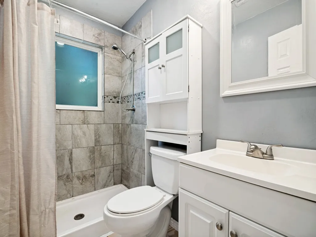 Tiled shower surround with decorative accent band
