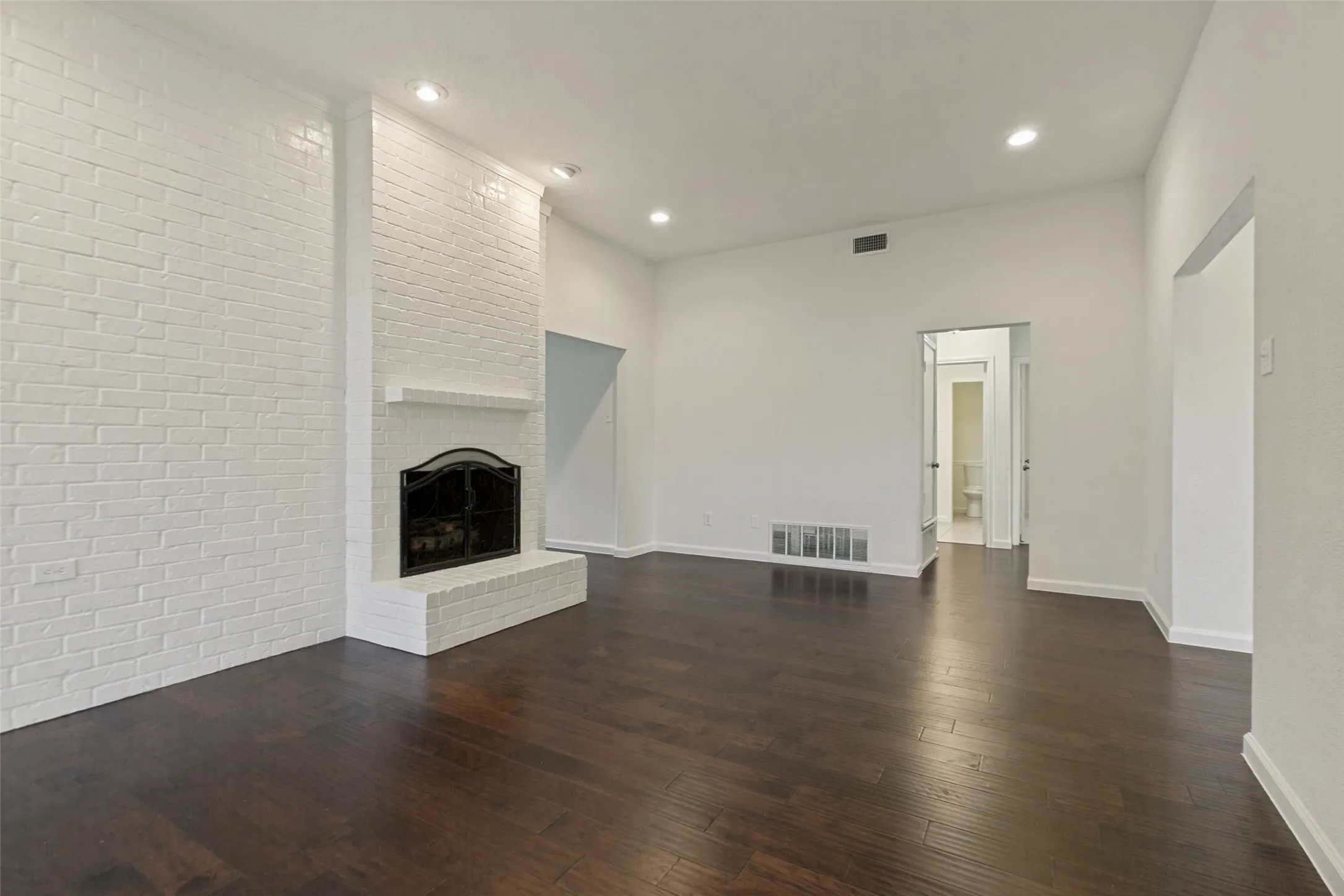 Single Family Residence For Sale in Collin County , 2013 Pleasant Valley Drive, Plano, Texas 75023, 3 Bedroom, 2 Bathroom, 2 Garage spaces, 1,981 Sqft, built in 1979, mls#21366217, Real Estate Agent in Plano, Homes For Sale in Collin county, Homes For Sale in Plano, Realtor in Plano Texas, Real Estate Brokerage Independent Realty Texas, Luminita Cordes Realtor
