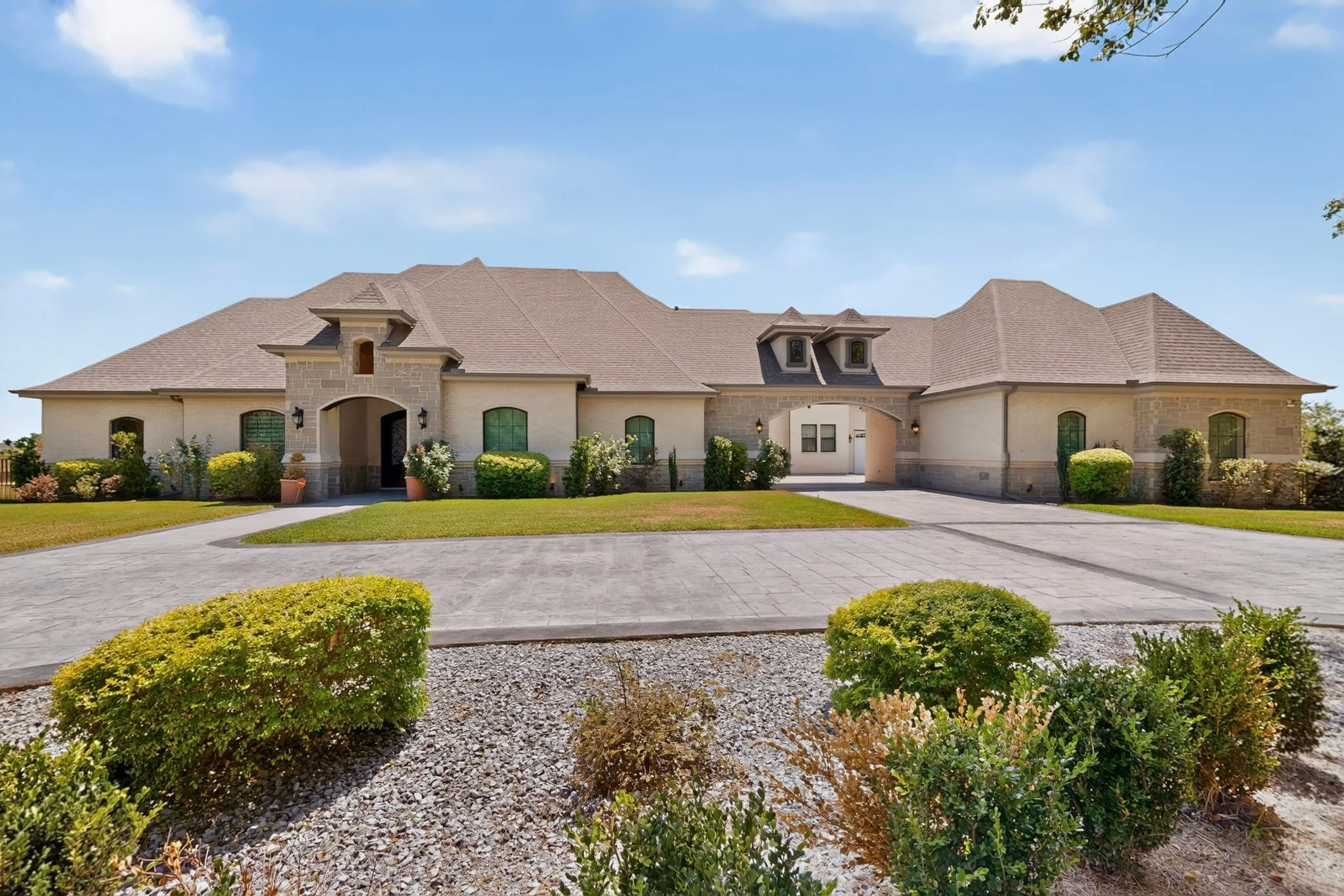 Single Family Residence For Sale in Kaufman County , 2055 Parkview Drive, Wills Point, Texas 75169, 6 Bedroom, 6 Bathroom, 4 Garage spaces, 5,029 Sqft, built in 2021, mls#21365880, Real Estate Agent in Wills Point, Homes For Sale in Kaufman county, Homes For Sale in Wills Point, Realtor in Wills Point Texas, Real Estate Brokerage Independent Realty Texas, Luminita Cordes Realtor
