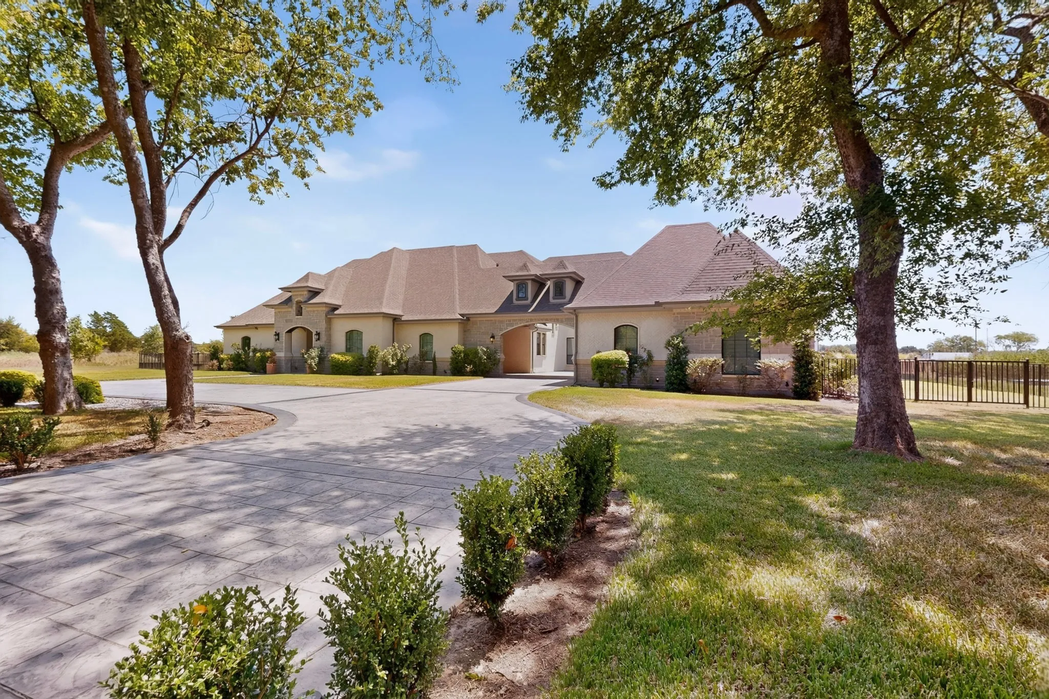 Single Family Residence For Sale in Kaufman County , 2055 Parkview Drive, Wills Point, Texas 75169, 6 Bedroom, 6 Bathroom, 4 Garage spaces, 5,029 Sqft, built in 2021, mls#21365880, Real Estate Agent in Wills Point, Homes For Sale in Kaufman county, Homes For Sale in Wills Point, Realtor in Wills Point Texas, Real Estate Brokerage Independent Realty Texas, Luminita Cordes Realtor