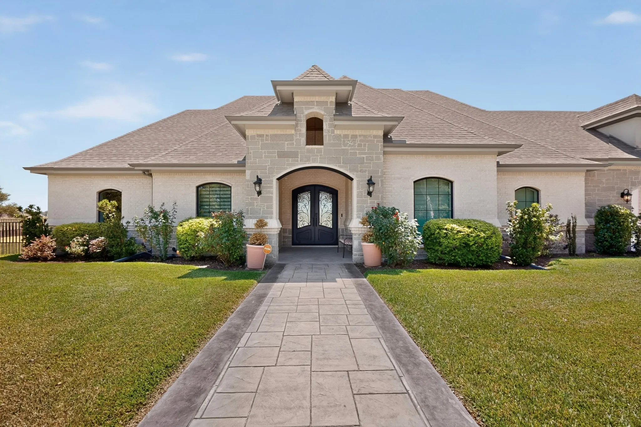 Single Family Residence For Sale in Kaufman County , 2055 Parkview Drive, Wills Point, Texas 75169, 6 Bedroom, 6 Bathroom, 4 Garage spaces, 5,029 Sqft, built in 2021, mls#21365880, Real Estate Agent in Wills Point, Homes For Sale in Kaufman county, Homes For Sale in Wills Point, Realtor in Wills Point Texas, Real Estate Brokerage Independent Realty Texas, Luminita Cordes Realtor