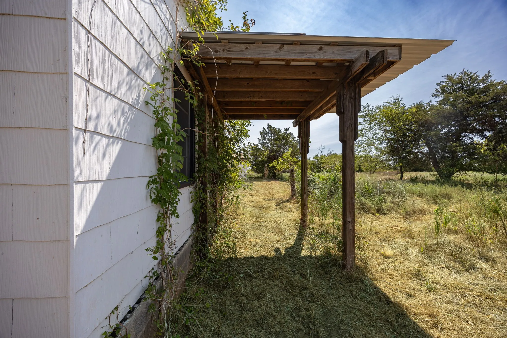 Single Family Residence For Sale in Wise County , 549 County Road 4699, Boyd, Texas 76023, 2 Bedroom, 1 Bathroom, Garage spaces, 792 Sqft, built in 1970, Price $2,495,000, mls#21365393, Real Estate Agent in Boyd, Homes For Sale in Wise county, Homes For Sale in Boyd, Realtor in Boyd Texas, Real Estate Brokerage Independent Realty Texas, Luminita Cordes Realtor