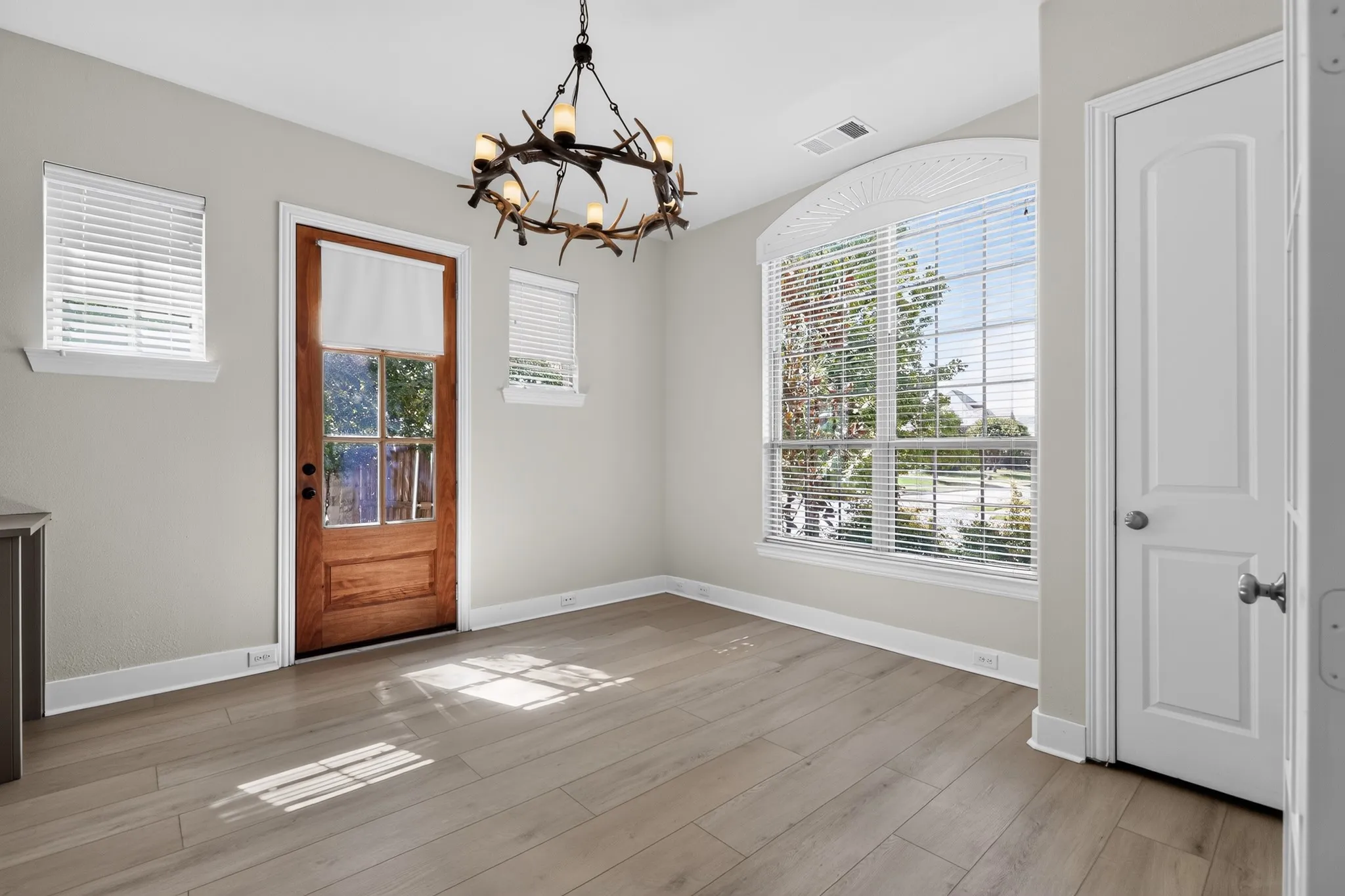 Single Family Residence For Sale in Denton County , 3131 Callander, The Colony, Texas 75056, 4 Bedroom, 6 Bathroom, 4 Garage spaces, 4,816 Sqft, built in 2014, mls#21365697, Real Estate Agent in The Colony, Homes For Sale in Denton county, Homes For Sale in The Colony, Realtor in The Colony Texas, Real Estate Brokerage Independent Realty Texas, Luminita Cordes Realtor