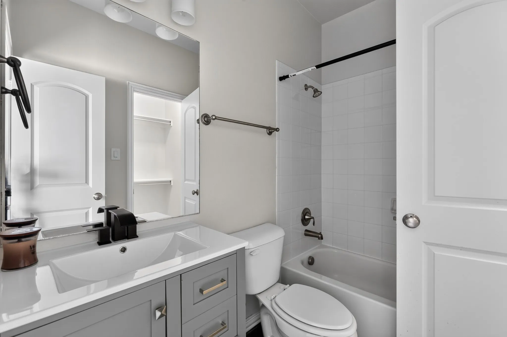 Single Family Residence For Sale in Denton County , 3131 Callander, The Colony, Texas 75056, 4 Bedroom, 6 Bathroom, 4 Garage spaces, 4,816 Sqft, built in 2014, mls#21365697, Real Estate Agent in The Colony, Homes For Sale in Denton county, Homes For Sale in The Colony, Realtor in The Colony Texas, Real Estate Brokerage Independent Realty Texas, Luminita Cordes Realtor