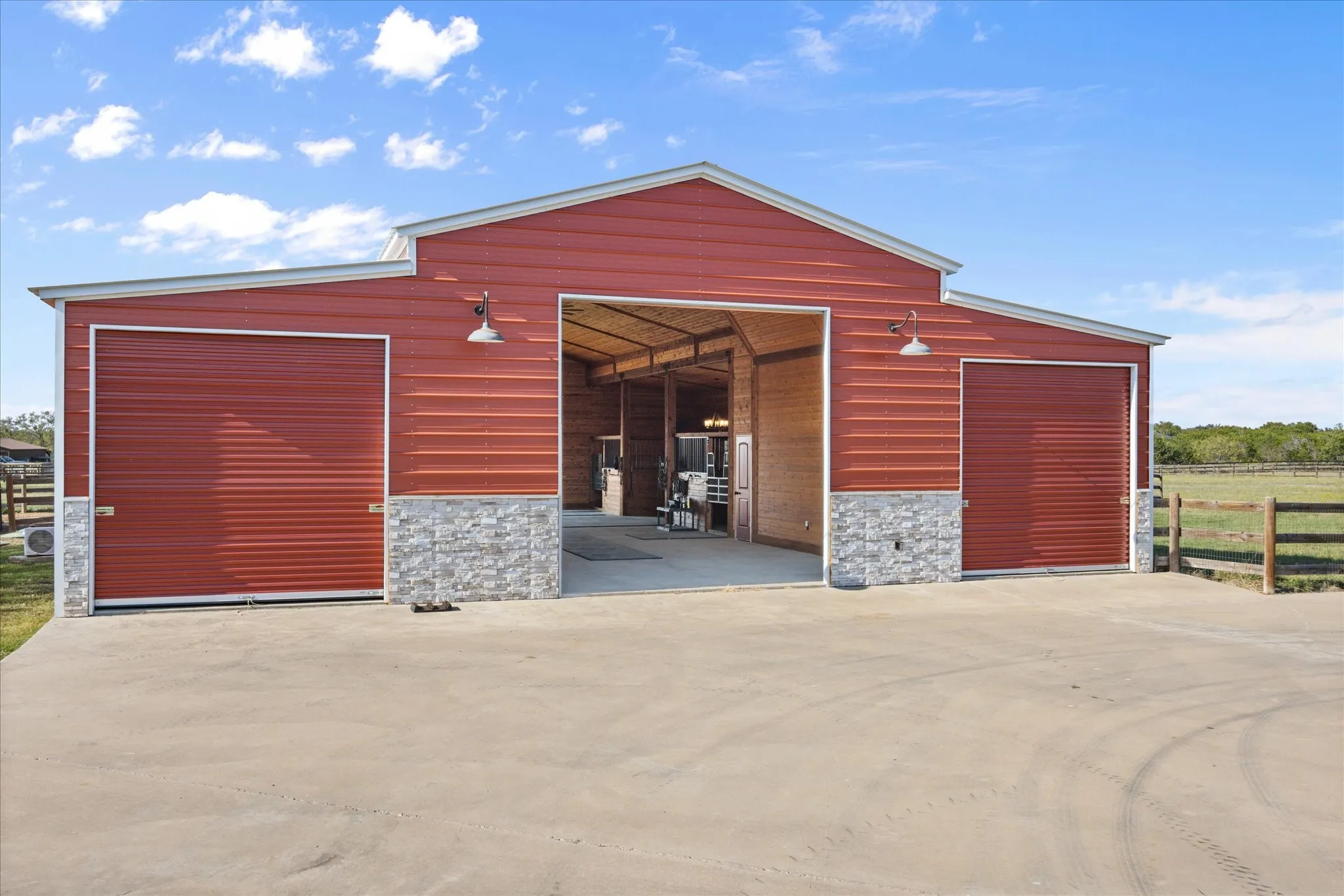 Single Family Residence For Sale in Bosque County , 120 Private Road 2658, Walnut Springs, Texas 76690, 3 Bedroom, 2 Bathroom, 3 Garage spaces, 2,060 Sqft, built in 2018, Price $1,150,000, mls#21361438, Real Estate Agent in Walnut Springs, Homes For Sale in Bosque county, Homes For Sale in Walnut Springs, Realtor in Walnut Springs Texas, Real Estate Brokerage Independent Realty Texas, Luminita Cordes Realtor