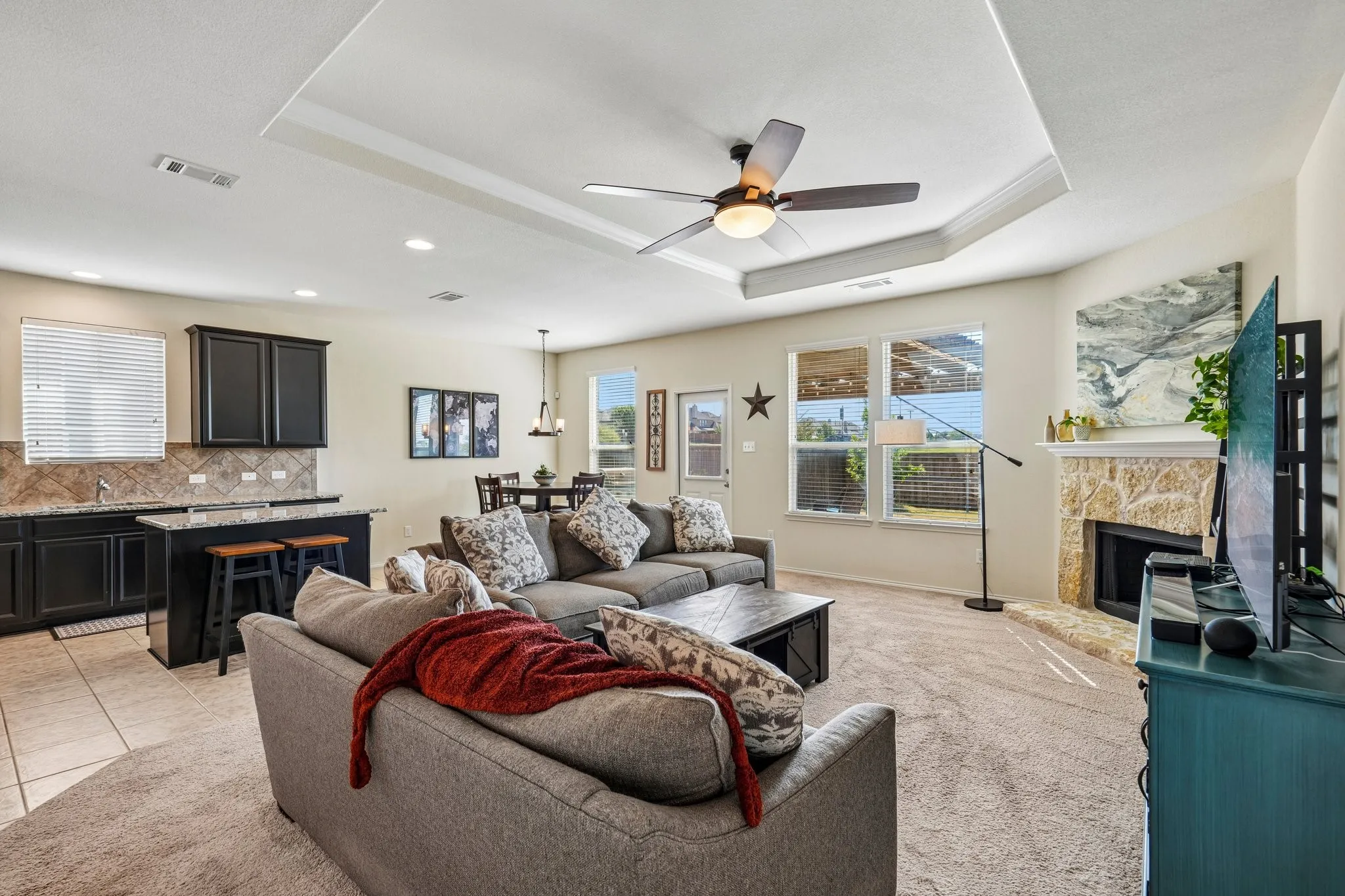 Tray ceiling with integrated ceiling fan
