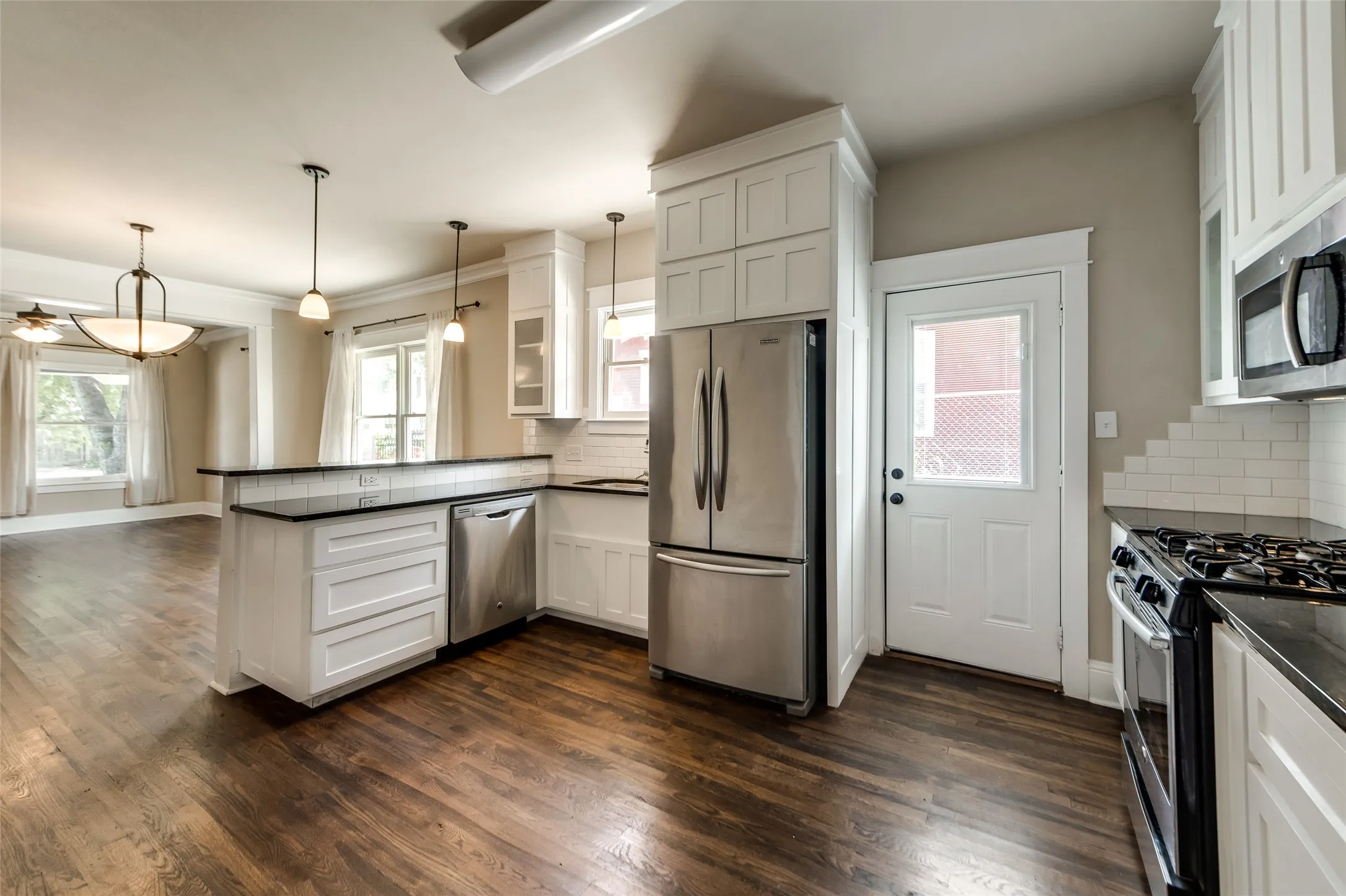 Single Family Residence For Rent in Tarrant County , 1318 Fairmount Avenue, Fort Worth, Texas 76104, 2 Bedroom, 2 Bathroom, 1 Garage spaces, 1,380 Sqft, built in 1921, mls#21358760, Real Estate Agent in Fort Worth, Homes For Rent in Tarrant county, Homes For Rent in Fort Worth, Realtor in Fort Worth Texas, Real Estate Brokerage Independent Realty Texas, Luminita Cordes Realtor