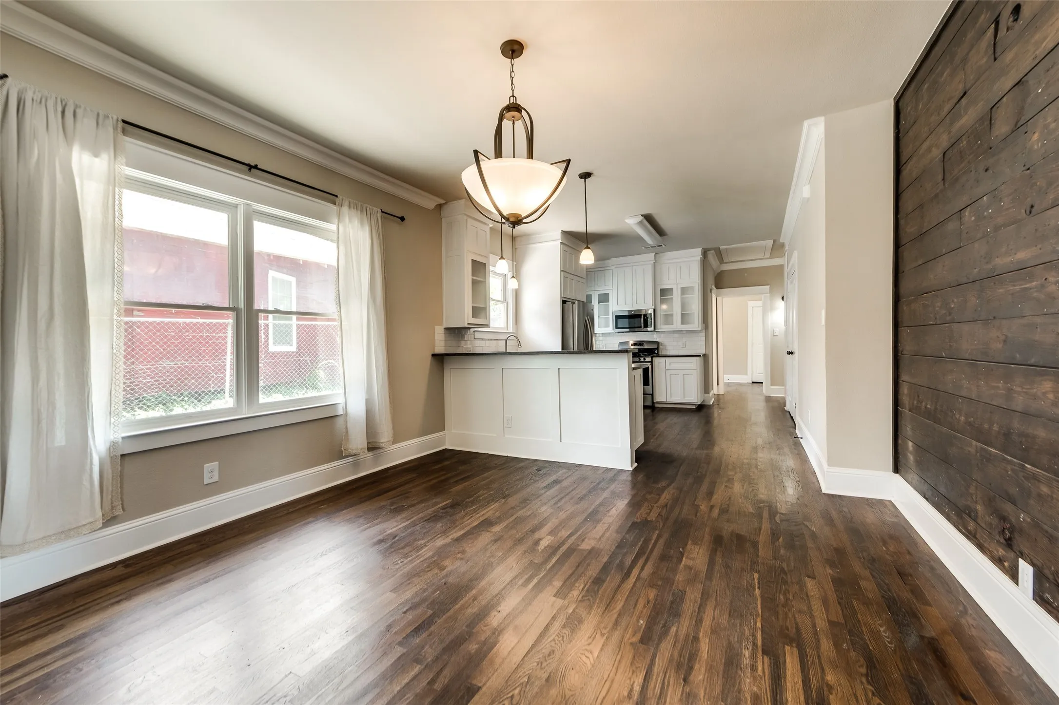 Single Family Residence For Rent in Tarrant County , 1318 Fairmount Avenue, Fort Worth, Texas 76104, 2 Bedroom, 2 Bathroom, 1 Garage spaces, 1,380 Sqft, built in 1921, mls#21358760, Real Estate Agent in Fort Worth, Homes For Rent in Tarrant county, Homes For Rent in Fort Worth, Realtor in Fort Worth Texas, Real Estate Brokerage Independent Realty Texas, Luminita Cordes Realtor