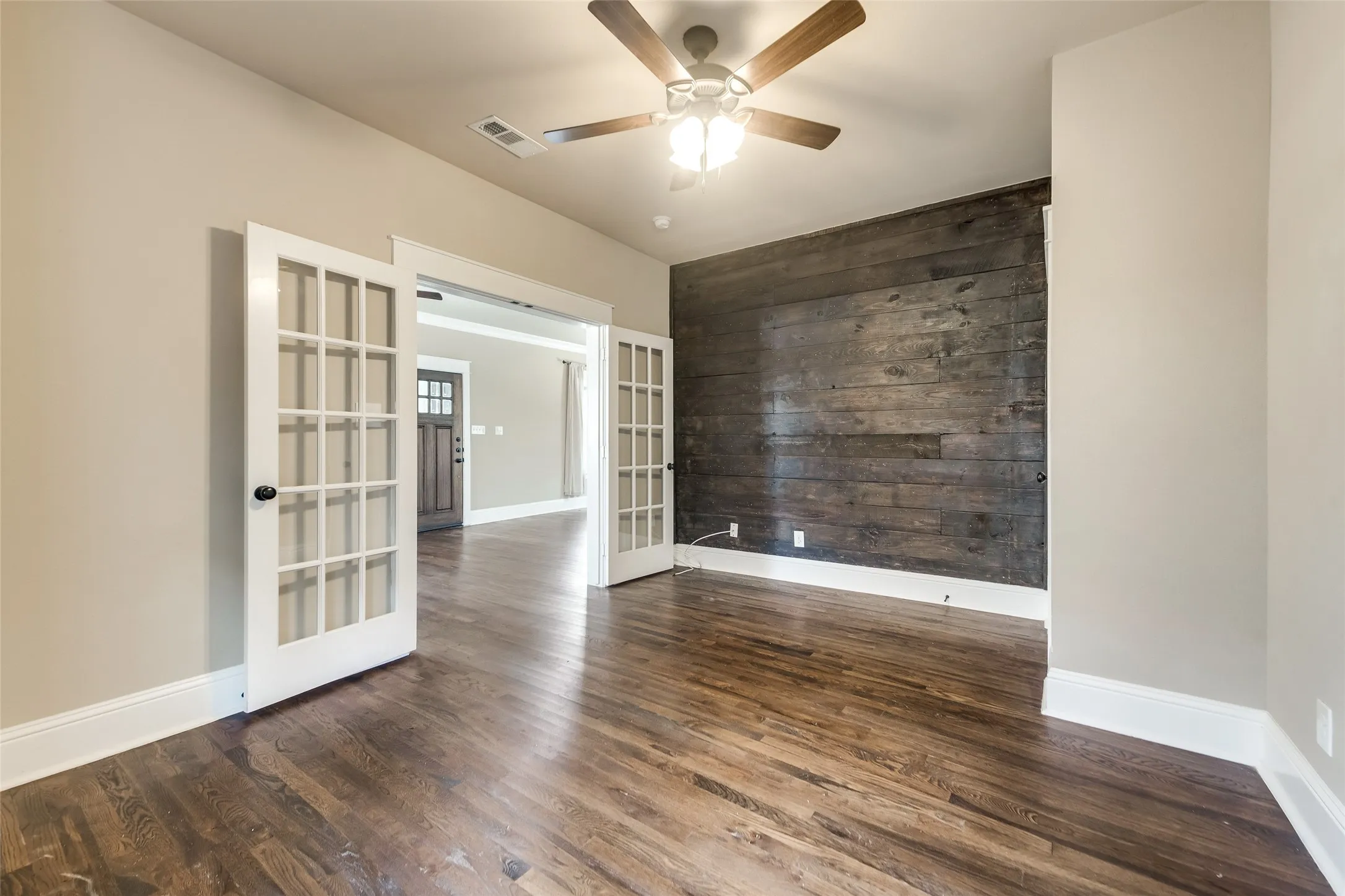 Single Family Residence For Rent in Tarrant County , 1318 Fairmount Avenue, Fort Worth, Texas 76104, 2 Bedroom, 2 Bathroom, 1 Garage spaces, 1,380 Sqft, built in 1921, mls#21358760, Real Estate Agent in Fort Worth, Homes For Rent in Tarrant county, Homes For Rent in Fort Worth, Realtor in Fort Worth Texas, Real Estate Brokerage Independent Realty Texas, Luminita Cordes Realtor