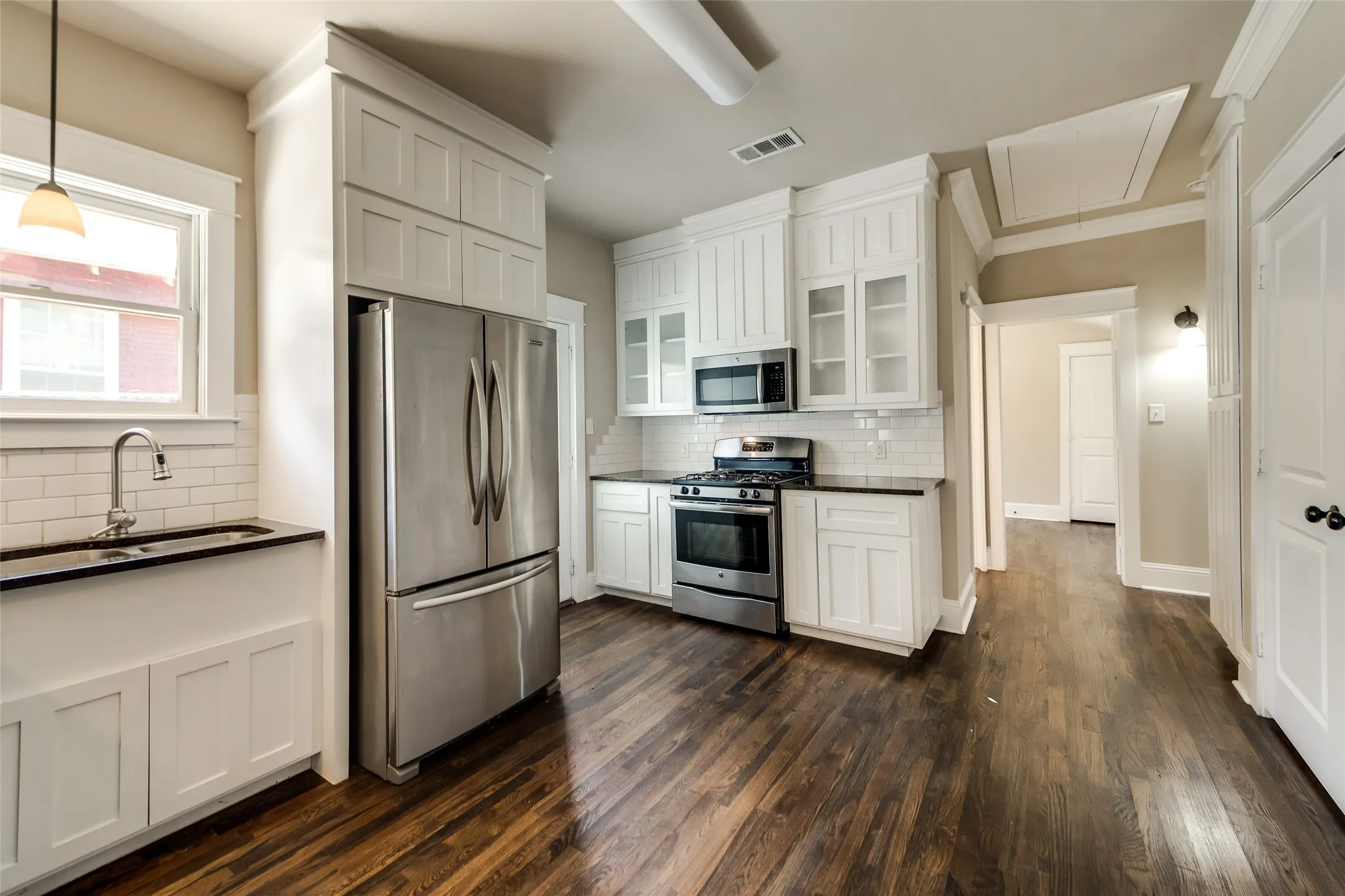 Single Family Residence For Rent in Tarrant County , 1318 Fairmount Avenue, Fort Worth, Texas 76104, 2 Bedroom, 2 Bathroom, 1 Garage spaces, 1,380 Sqft, built in 1921, mls#21358760, Real Estate Agent in Fort Worth, Homes For Rent in Tarrant county, Homes For Rent in Fort Worth, Realtor in Fort Worth Texas, Real Estate Brokerage Independent Realty Texas, Luminita Cordes Realtor