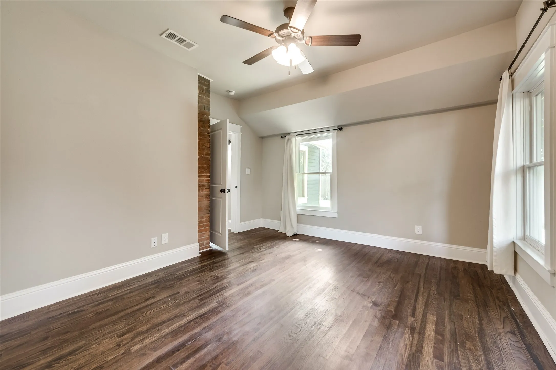 Single Family Residence For Rent in Tarrant County , 1318 Fairmount Avenue, Fort Worth, Texas 76104, 2 Bedroom, 2 Bathroom, 1 Garage spaces, 1,380 Sqft, built in 1921, mls#21358760, Real Estate Agent in Fort Worth, Homes For Rent in Tarrant county, Homes For Rent in Fort Worth, Realtor in Fort Worth Texas, Real Estate Brokerage Independent Realty Texas, Luminita Cordes Realtor