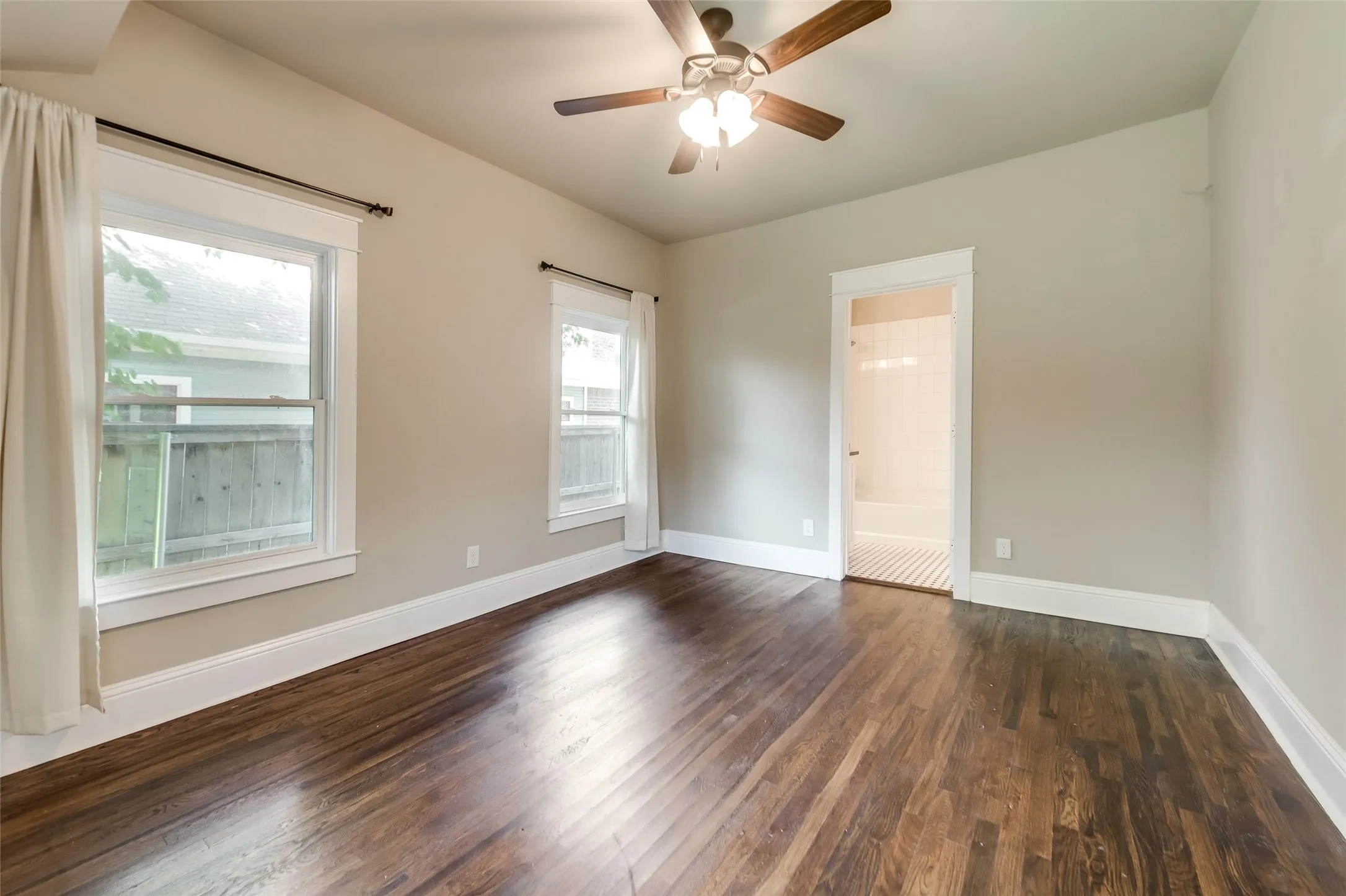 Single Family Residence For Rent in Tarrant County , 1318 Fairmount Avenue, Fort Worth, Texas 76104, 2 Bedroom, 2 Bathroom, 1 Garage spaces, 1,380 Sqft, built in 1921, mls#21358760, Real Estate Agent in Fort Worth, Homes For Rent in Tarrant county, Homes For Rent in Fort Worth, Realtor in Fort Worth Texas, Real Estate Brokerage Independent Realty Texas, Luminita Cordes Realtor