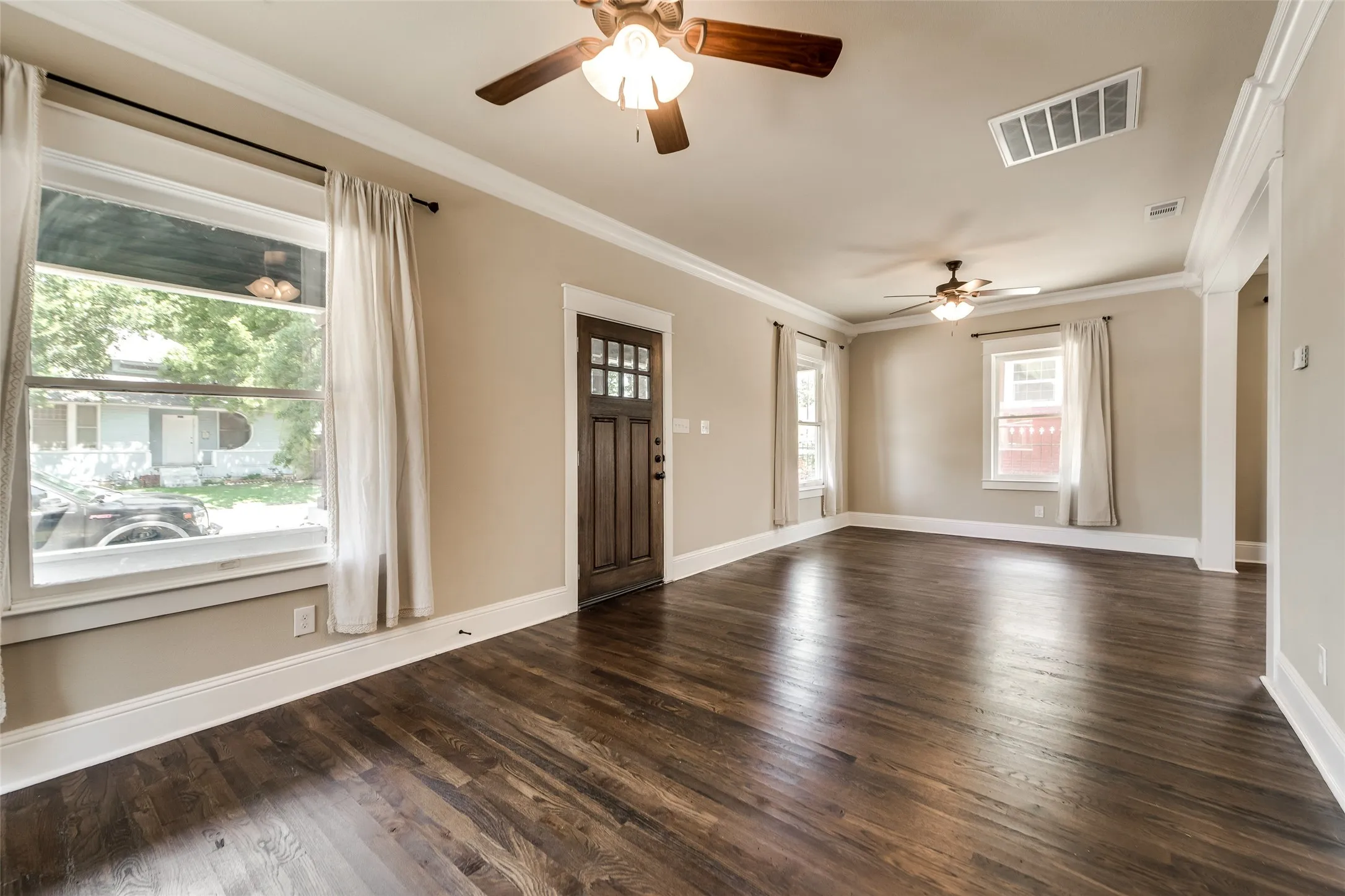 Single Family Residence For Rent in Tarrant County , 1318 Fairmount Avenue, Fort Worth, Texas 76104, 2 Bedroom, 2 Bathroom, 1 Garage spaces, 1,380 Sqft, built in 1921, mls#21358760, Real Estate Agent in Fort Worth, Homes For Rent in Tarrant county, Homes For Rent in Fort Worth, Realtor in Fort Worth Texas, Real Estate Brokerage Independent Realty Texas, Luminita Cordes Realtor