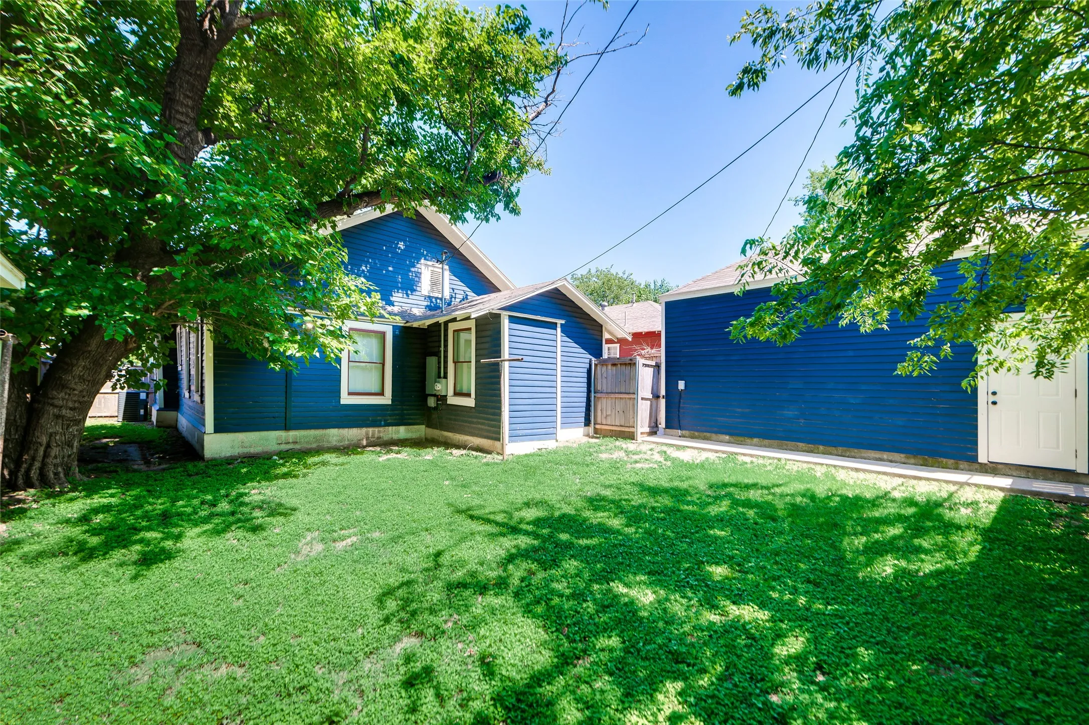 Single Family Residence For Rent in Tarrant County , 1318 Fairmount Avenue, Fort Worth, Texas 76104, 2 Bedroom, 2 Bathroom, 1 Garage spaces, 1,380 Sqft, built in 1921, mls#21358760, Real Estate Agent in Fort Worth, Homes For Rent in Tarrant county, Homes For Rent in Fort Worth, Realtor in Fort Worth Texas, Real Estate Brokerage Independent Realty Texas, Luminita Cordes Realtor