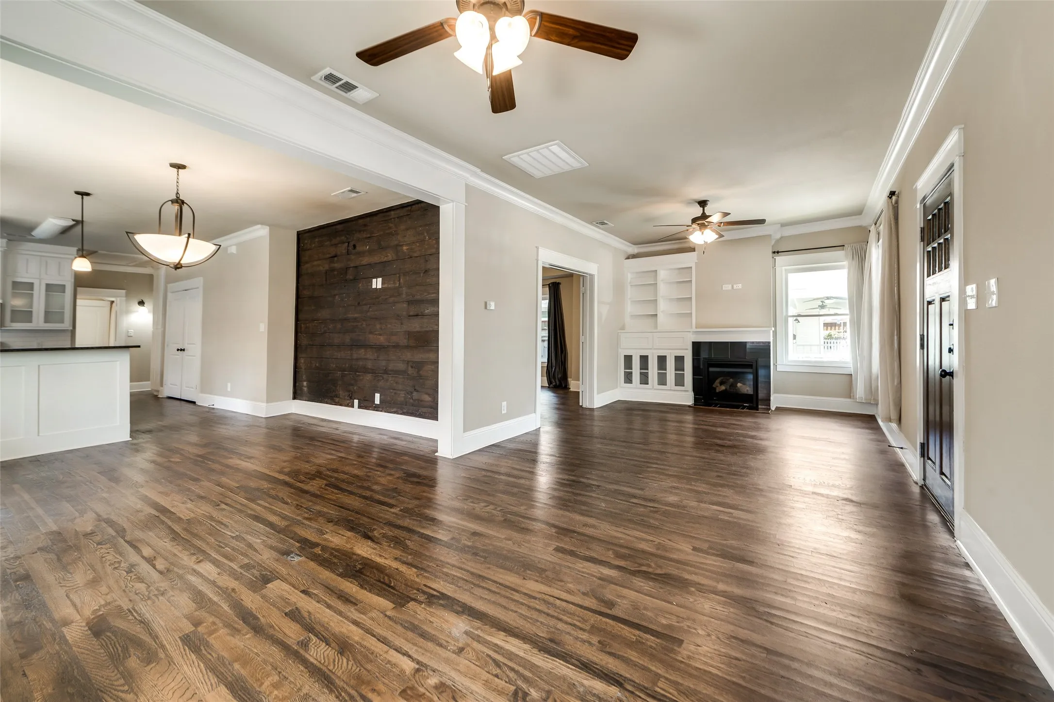 Single Family Residence For Rent in Tarrant County , 1318 Fairmount Avenue, Fort Worth, Texas 76104, 2 Bedroom, 2 Bathroom, 1 Garage spaces, 1,380 Sqft, built in 1921, mls#21358760, Real Estate Agent in Fort Worth, Homes For Rent in Tarrant county, Homes For Rent in Fort Worth, Realtor in Fort Worth Texas, Real Estate Brokerage Independent Realty Texas, Luminita Cordes Realtor