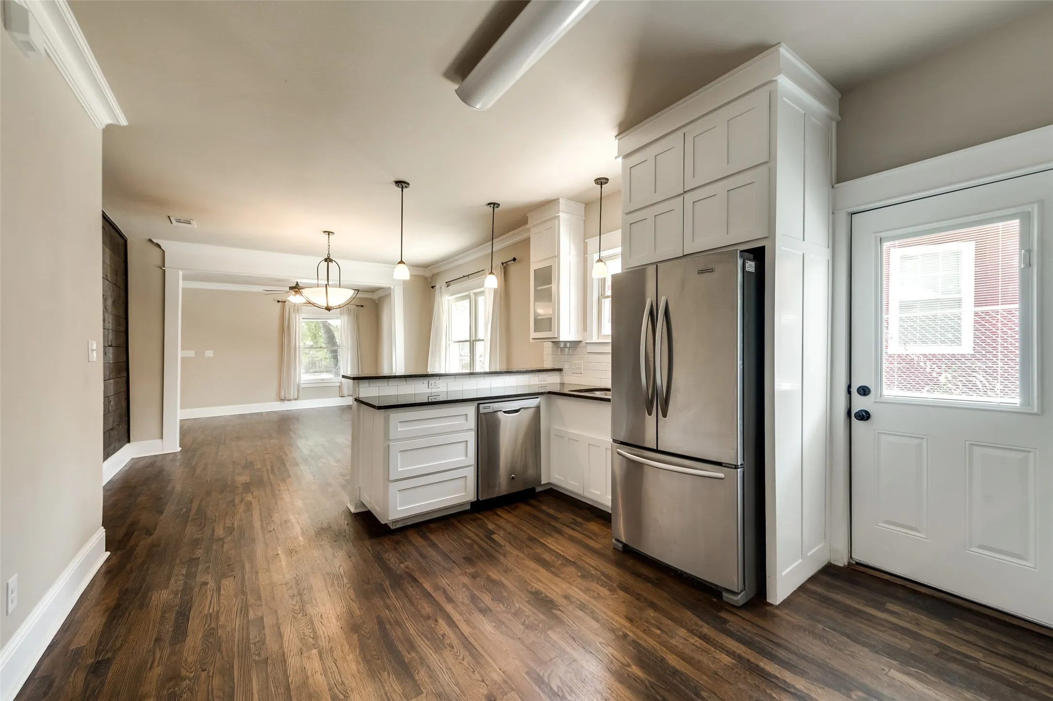 Single Family Residence For Rent in Tarrant County , 1318 Fairmount Avenue, Fort Worth, Texas 76104, 2 Bedroom, 2 Bathroom, 1 Garage spaces, 1,380 Sqft, built in 1921, mls#21358760, Real Estate Agent in Fort Worth, Homes For Rent in Tarrant county, Homes For Rent in Fort Worth, Realtor in Fort Worth Texas, Real Estate Brokerage Independent Realty Texas, Luminita Cordes Realtor