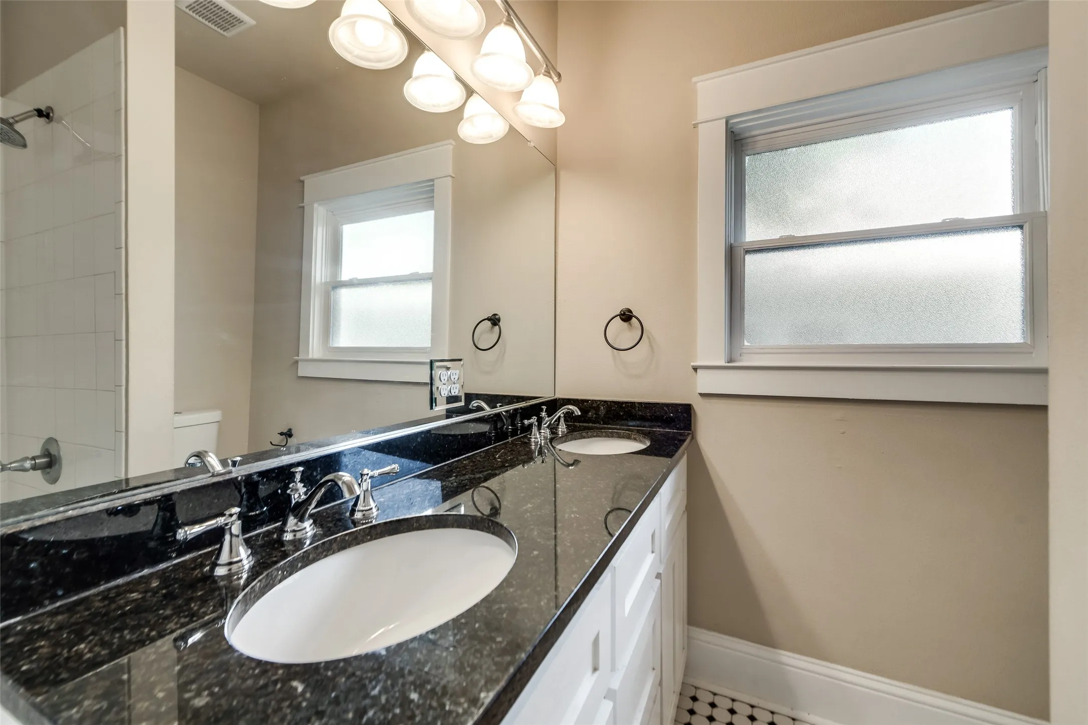 Single Family Residence For Rent in Tarrant County , 1318 Fairmount Avenue, Fort Worth, Texas 76104, 2 Bedroom, 2 Bathroom, 1 Garage spaces, 1,380 Sqft, built in 1921, mls#21358760, Real Estate Agent in Fort Worth, Homes For Rent in Tarrant county, Homes For Rent in Fort Worth, Realtor in Fort Worth Texas, Real Estate Brokerage Independent Realty Texas, Luminita Cordes Realtor