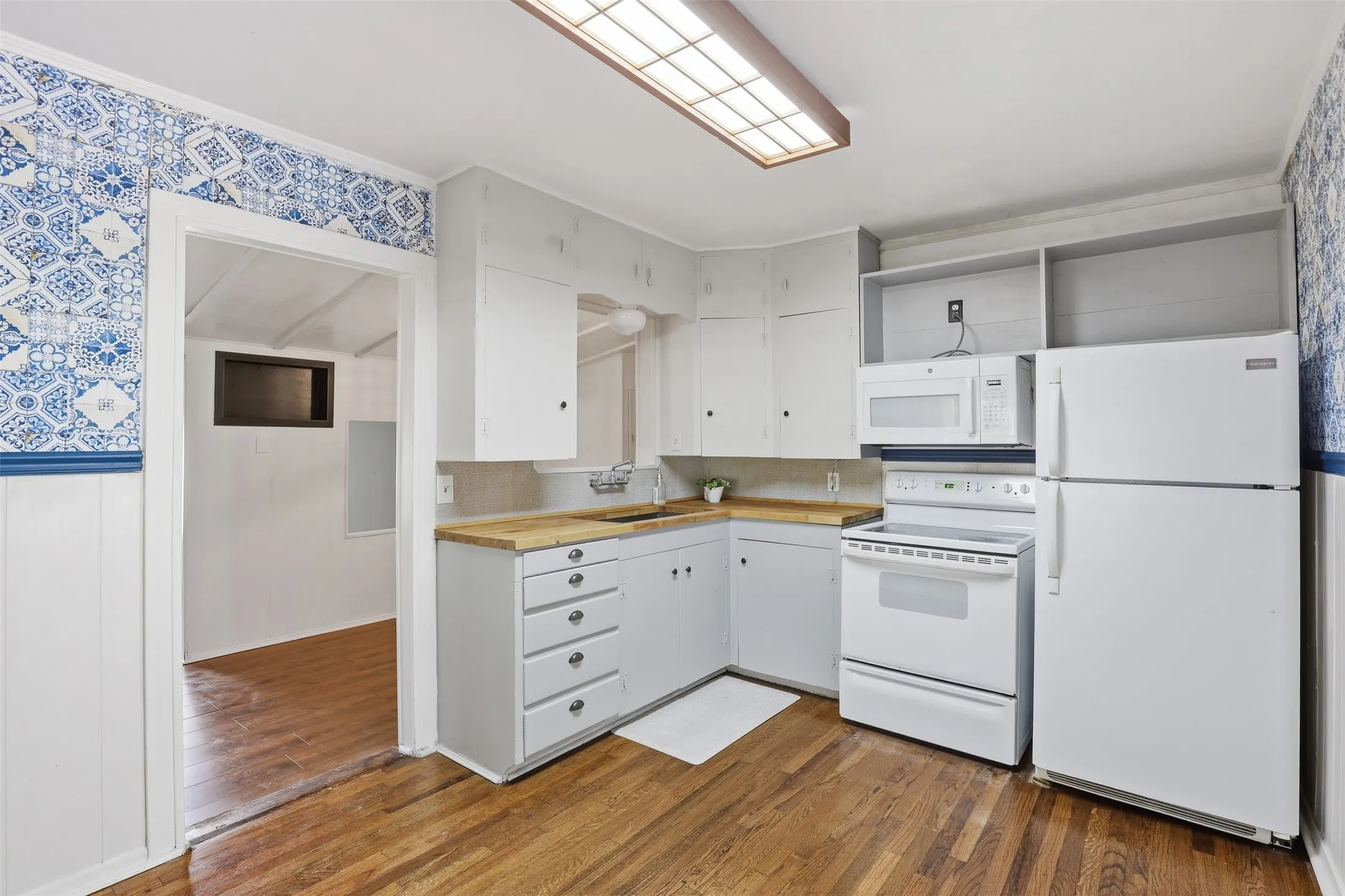 This is an eat-in kitchen.