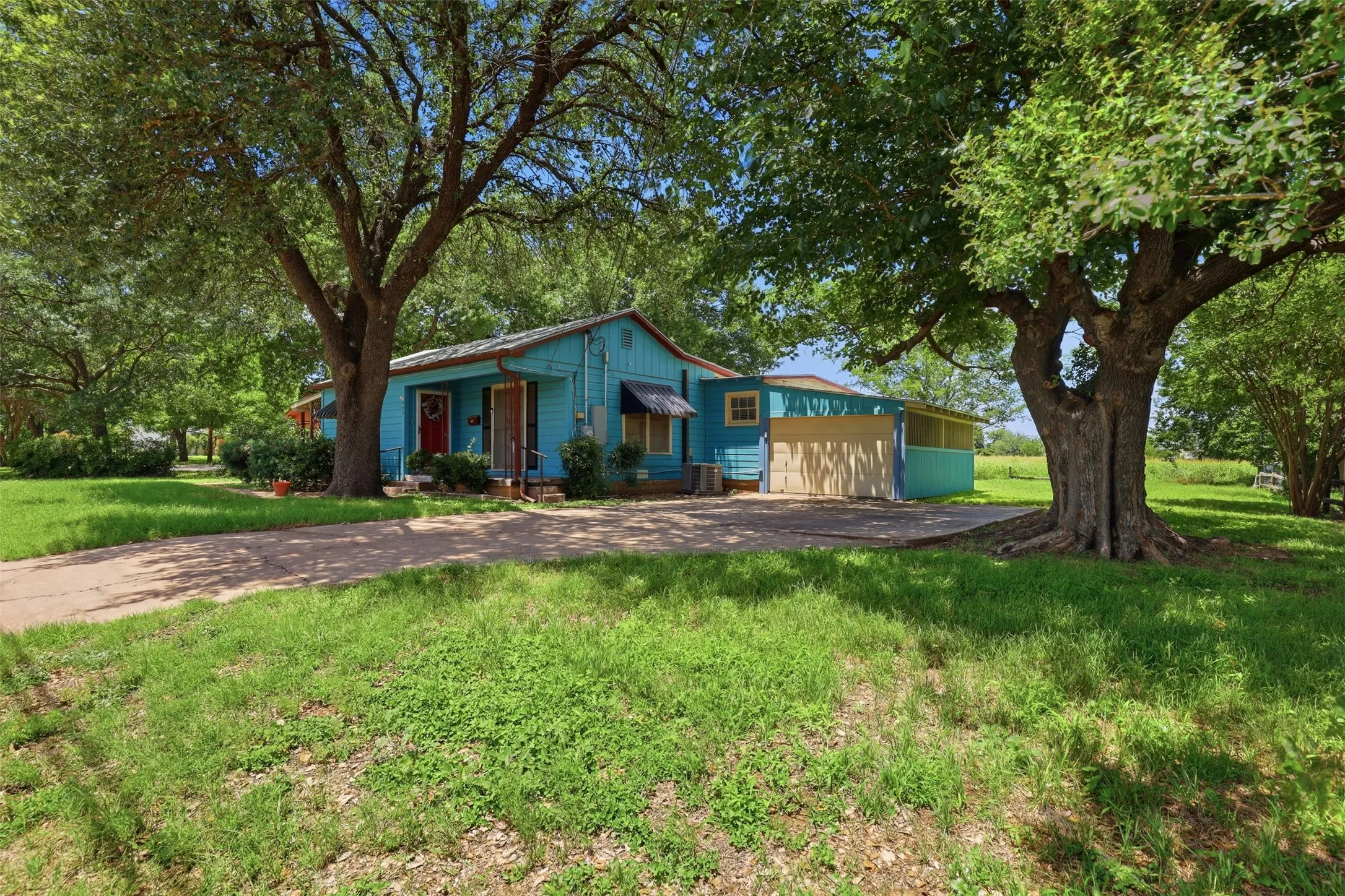 Single Family Residence For Sale in Hood County , 902 W Bridge Street, Granbury, Texas 76048, 2 Bedroom, 1 Bathroom, 1 Garage spaces, 1,374 Sqft, built in 1947, mls#21361674, Real Estate Agent in Granbury, Homes For Sale in Hood county, Homes For Sale in Granbury, Realtor in Granbury Texas, Real Estate Brokerage Independent Realty Texas, Luminita Cordes Realtor