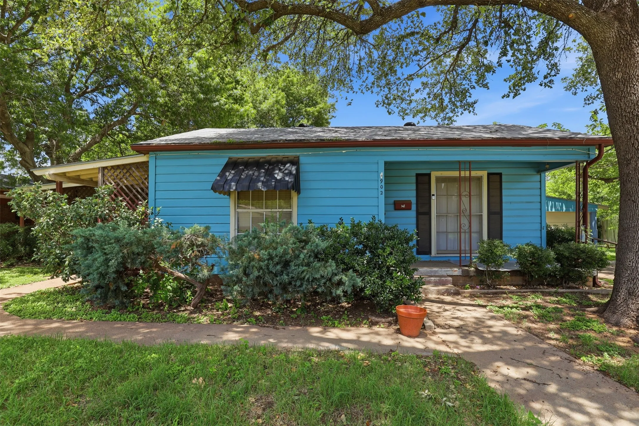 Charming home near the Granbury square!