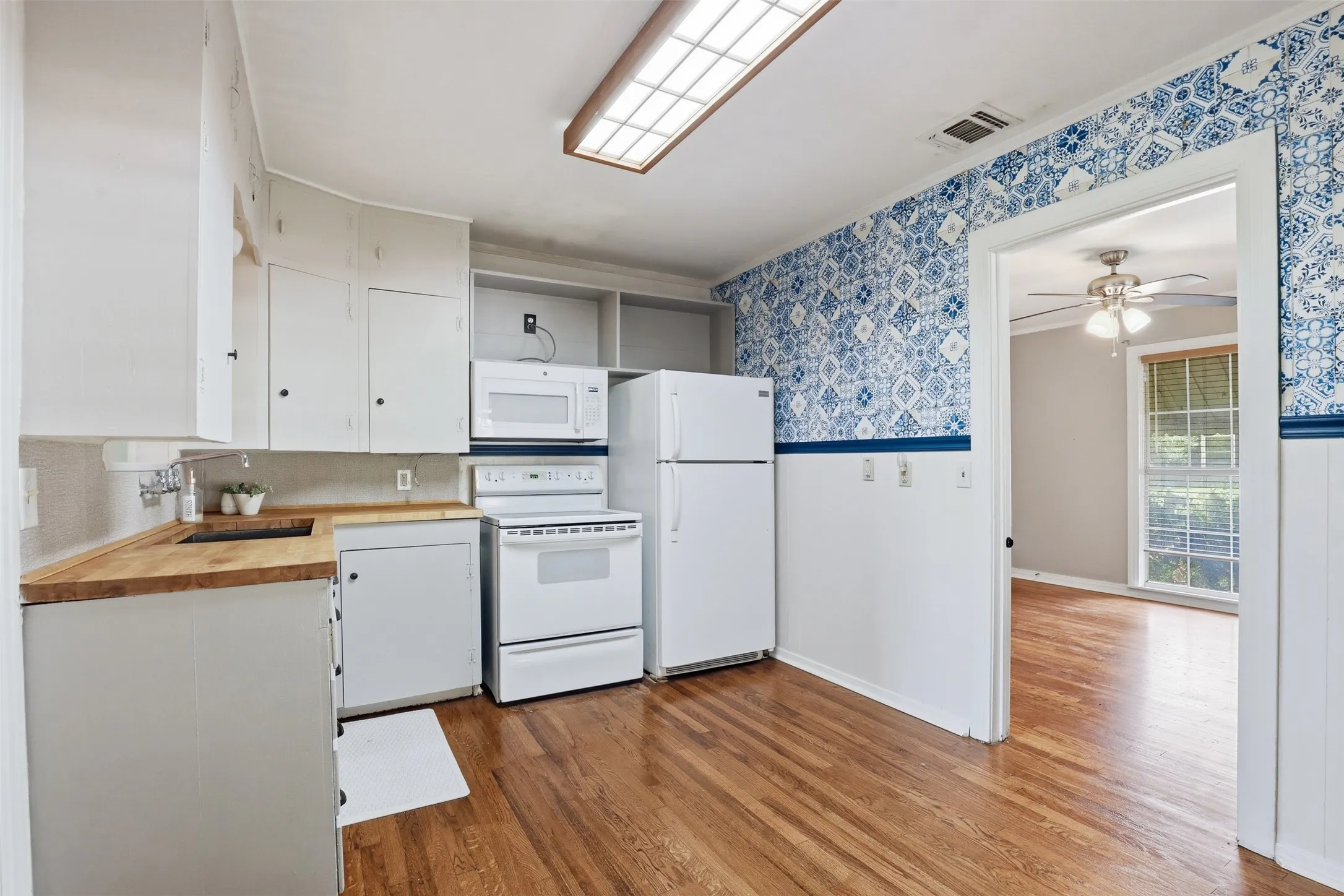 Single Family Residence For Sale in Hood County , 902 W Bridge Street, Granbury, Texas 76048, 2 Bedroom, 1 Bathroom, 1 Garage spaces, 1,374 Sqft, built in 1947, mls#21361674, Real Estate Agent in Granbury, Homes For Sale in Hood county, Homes For Sale in Granbury, Realtor in Granbury Texas, Real Estate Brokerage Independent Realty Texas, Luminita Cordes Realtor