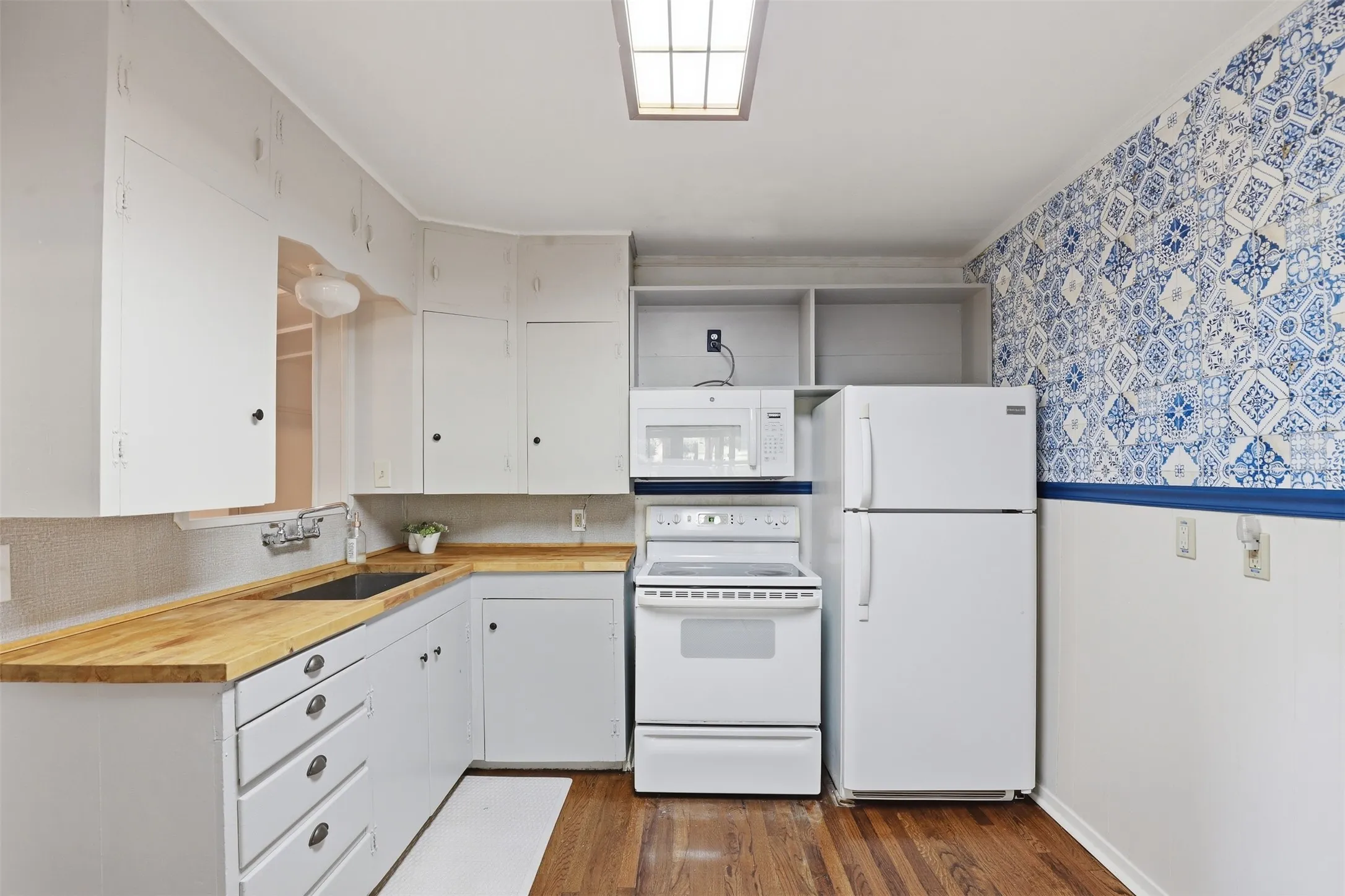 Here's the cute kitchen.