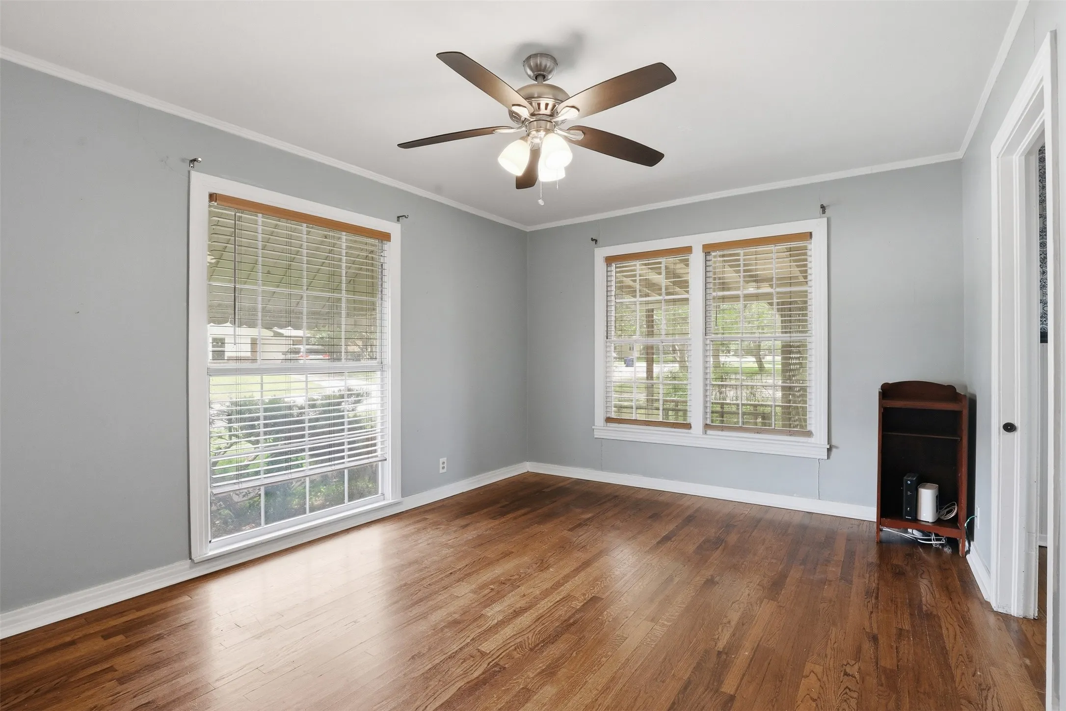 Here's another shot of the living room with ceiling fan.