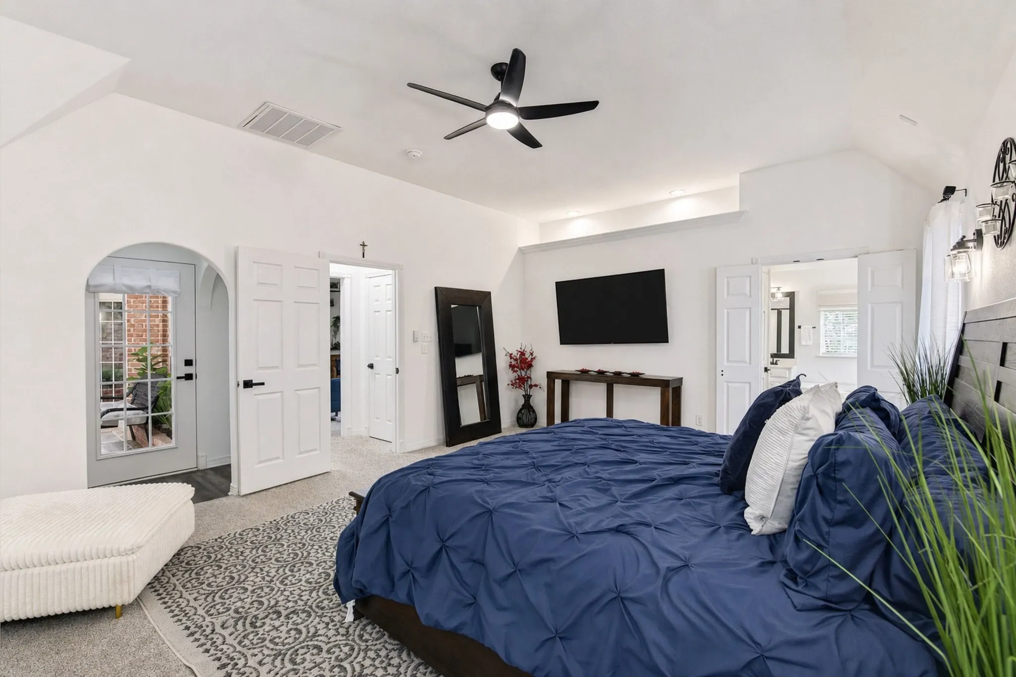 Single Family Residence For Sale in Tarrant County , 816 Lake View Court E, Crowley, Texas 76036, 4 Bedroom, 4 Bathroom, 2 Garage spaces, 3,486 Sqft, built in 1999, mls#21366207, Real Estate Agent in Crowley, Homes For Sale in Tarrant county, Homes For Sale in Crowley, Realtor in Crowley Texas, Real Estate Brokerage Independent Realty Texas, Luminita Cordes Realtor